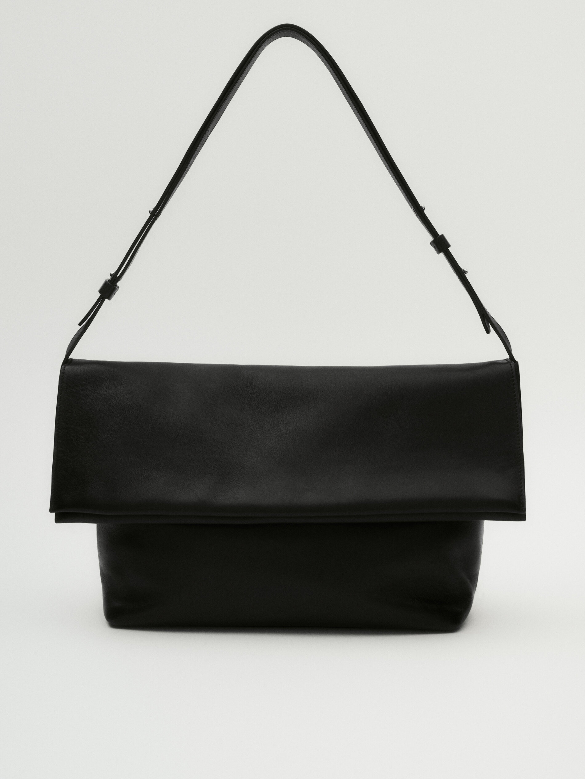 Schultertasche aus Nappaleder mit Klappe · Schwarz · Accessoires 