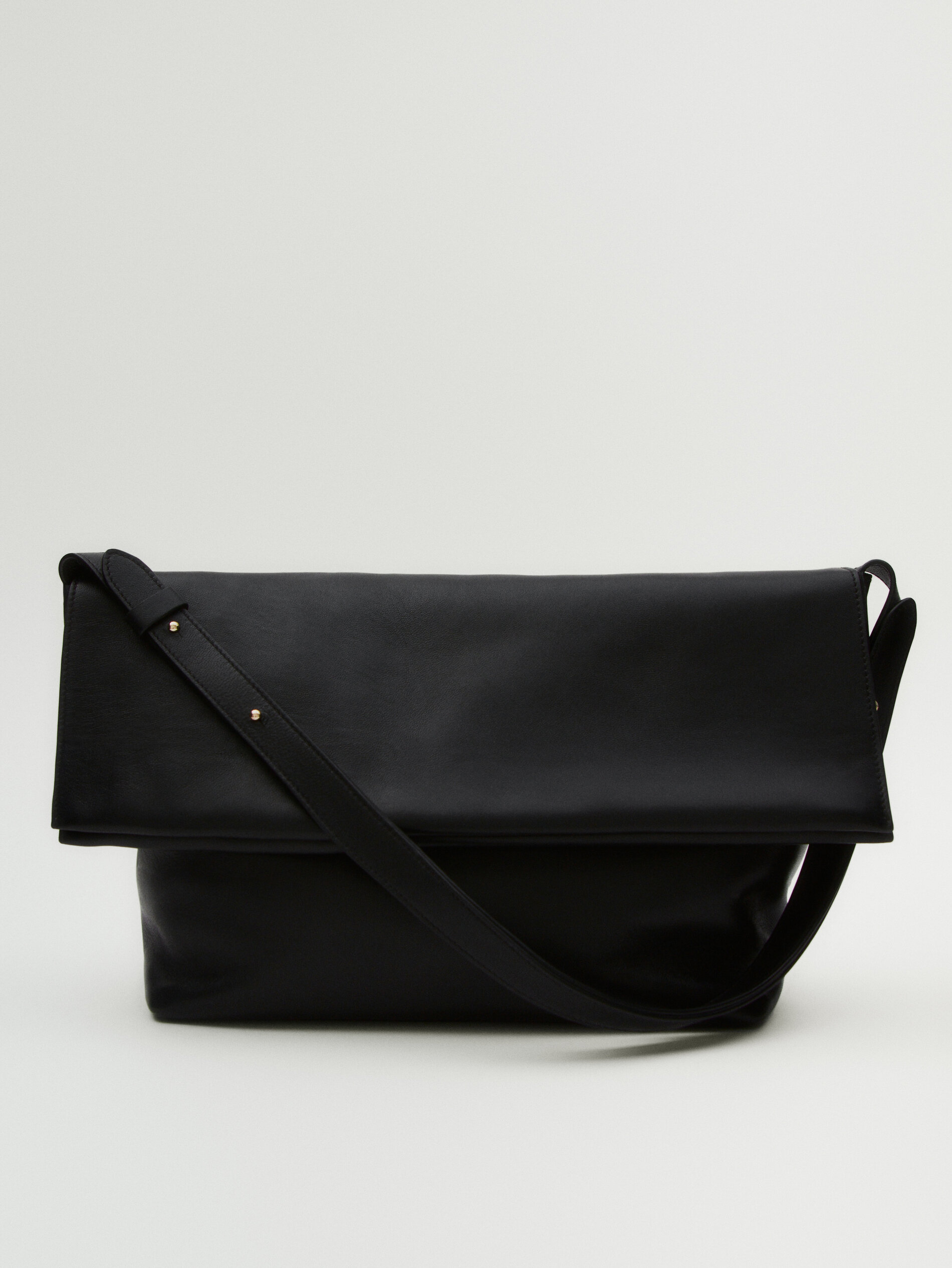 Schultertasche aus Nappaleder mit Klappe · Schwarz · Accessoires  