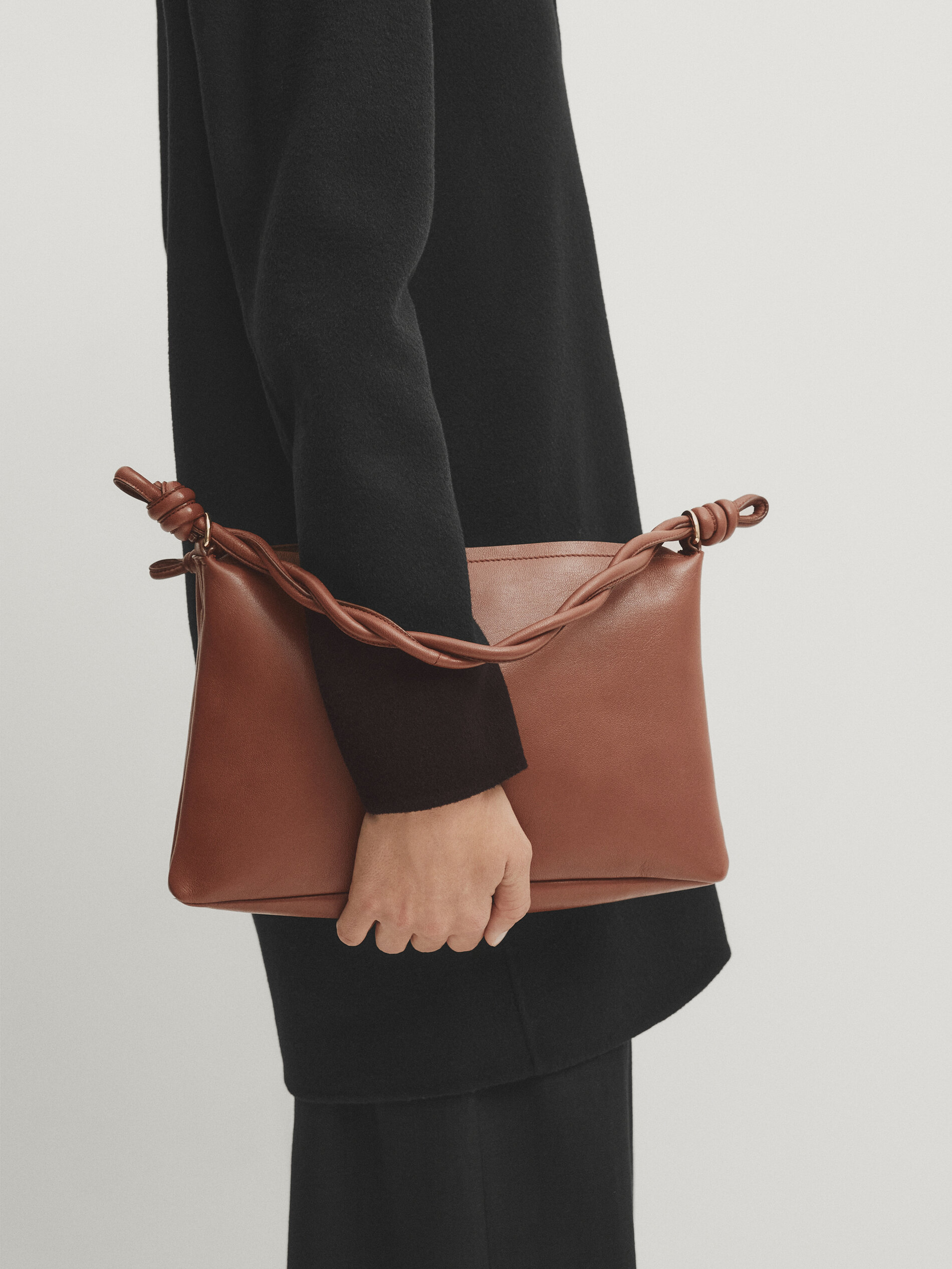 Mini-Schultertasche aus Nappaleder mit geflochtenem Griff  