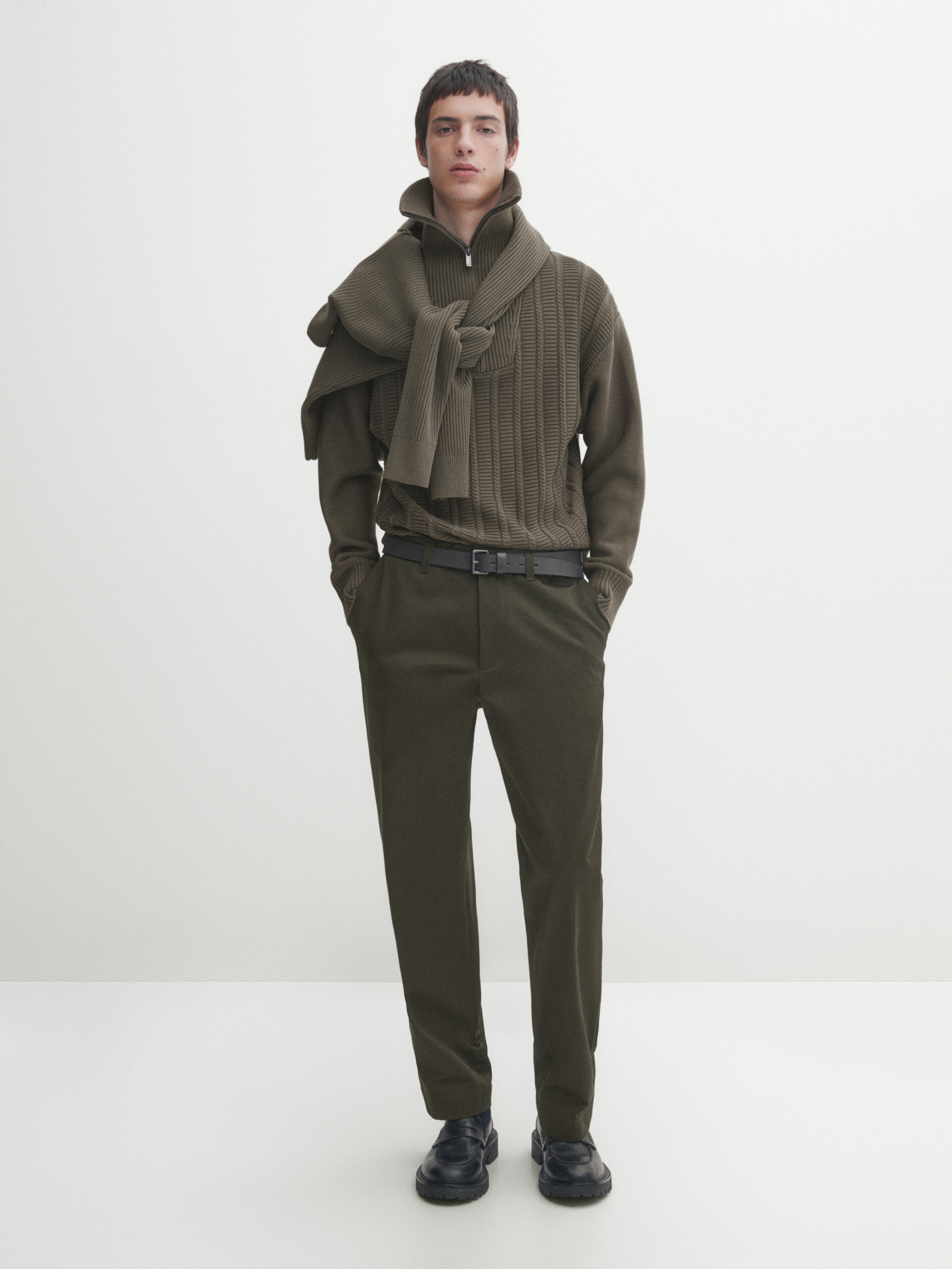 Strickpullover mit Zopfmuster und Stehkragen · Mittleres Khaki 
