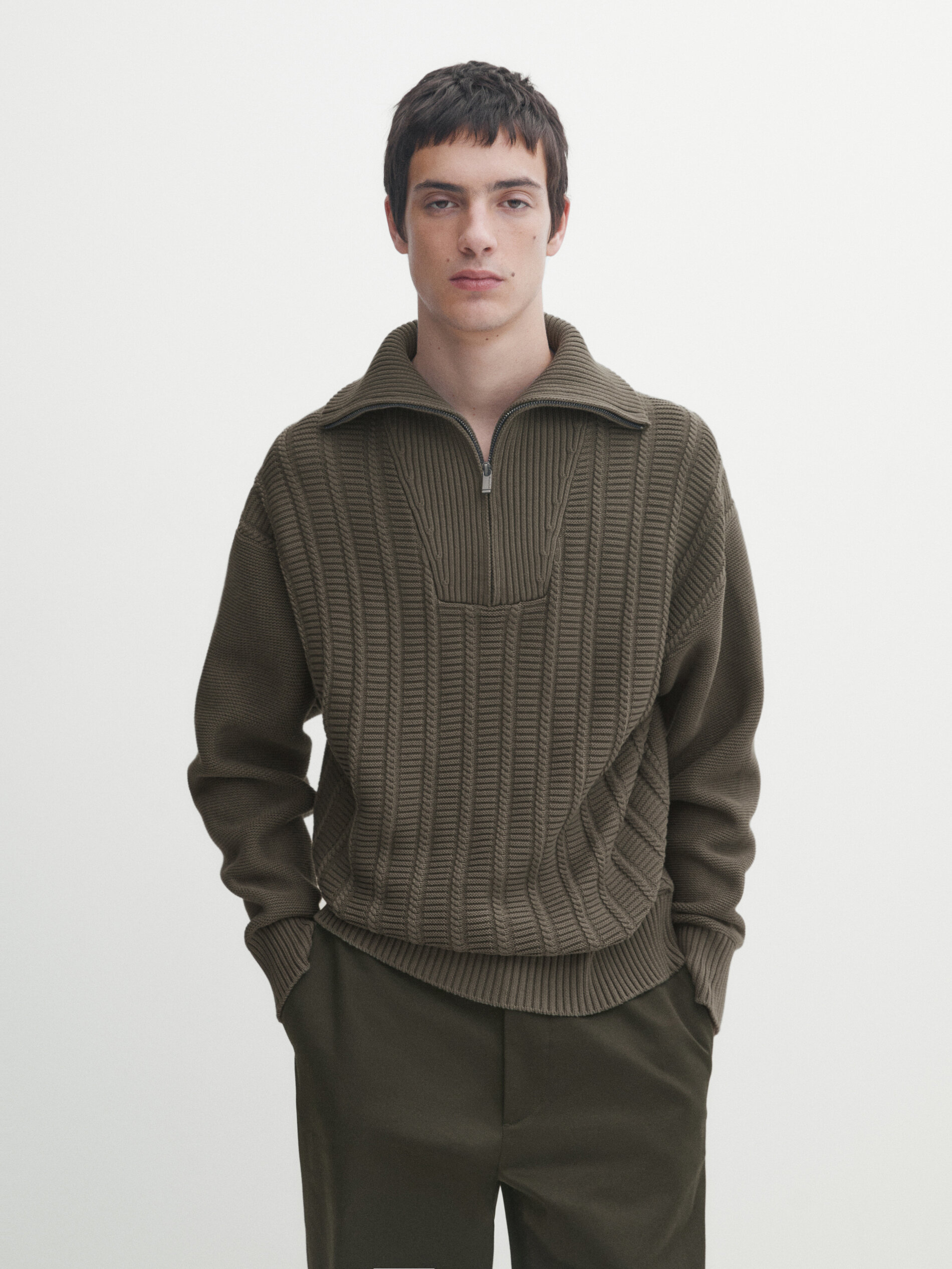 Strickpullover mit Zopfmuster und Stehkragen · Mittleres Khaki  