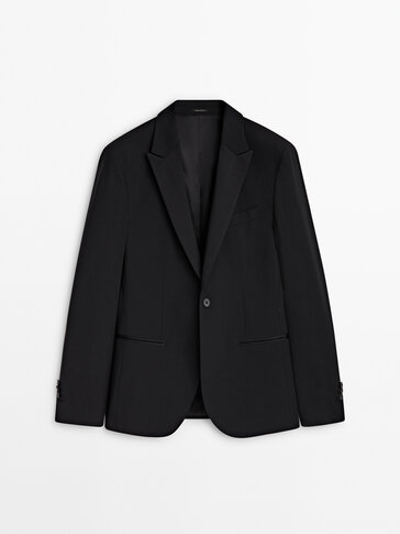 Черный костюмный пиджак в стиле смокинга