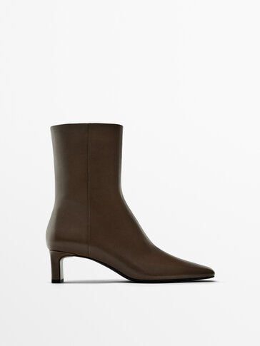 Chunky high heel chelsea boots in beige suedette