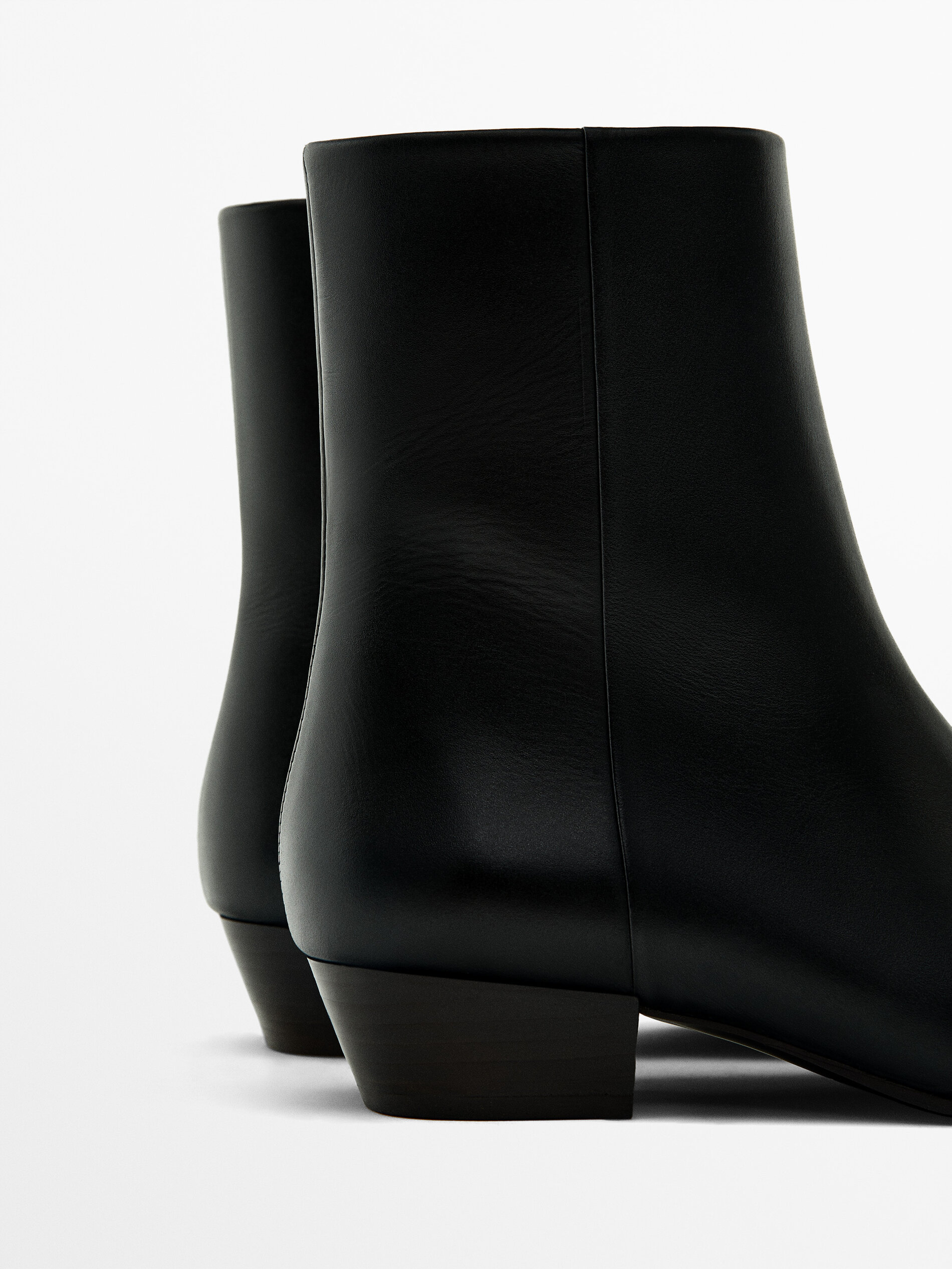 Contrast heel ankle boots