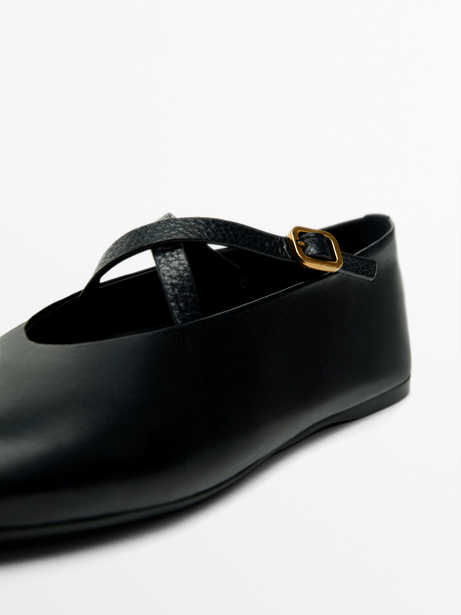 Flat shoes store with straps