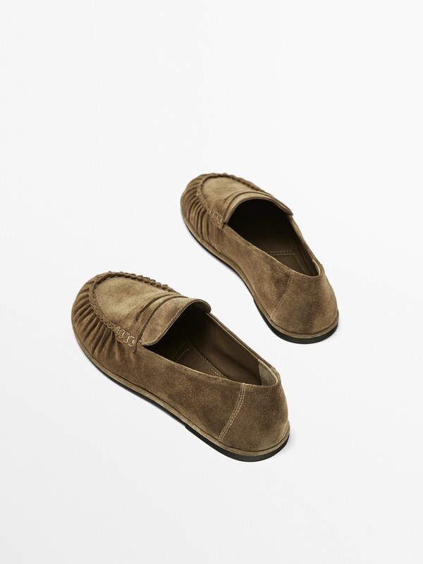 Gathered split leather loafers · Taupe · Flat Shoes | Massimo Dutti