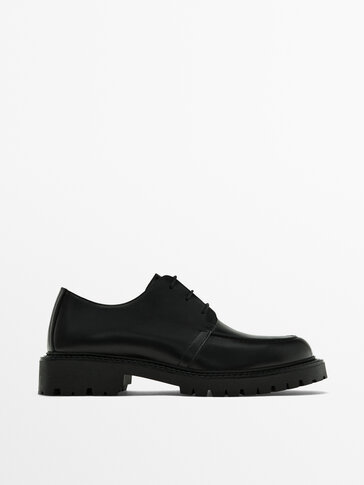 נעליים בצבע שחור עם תפר
