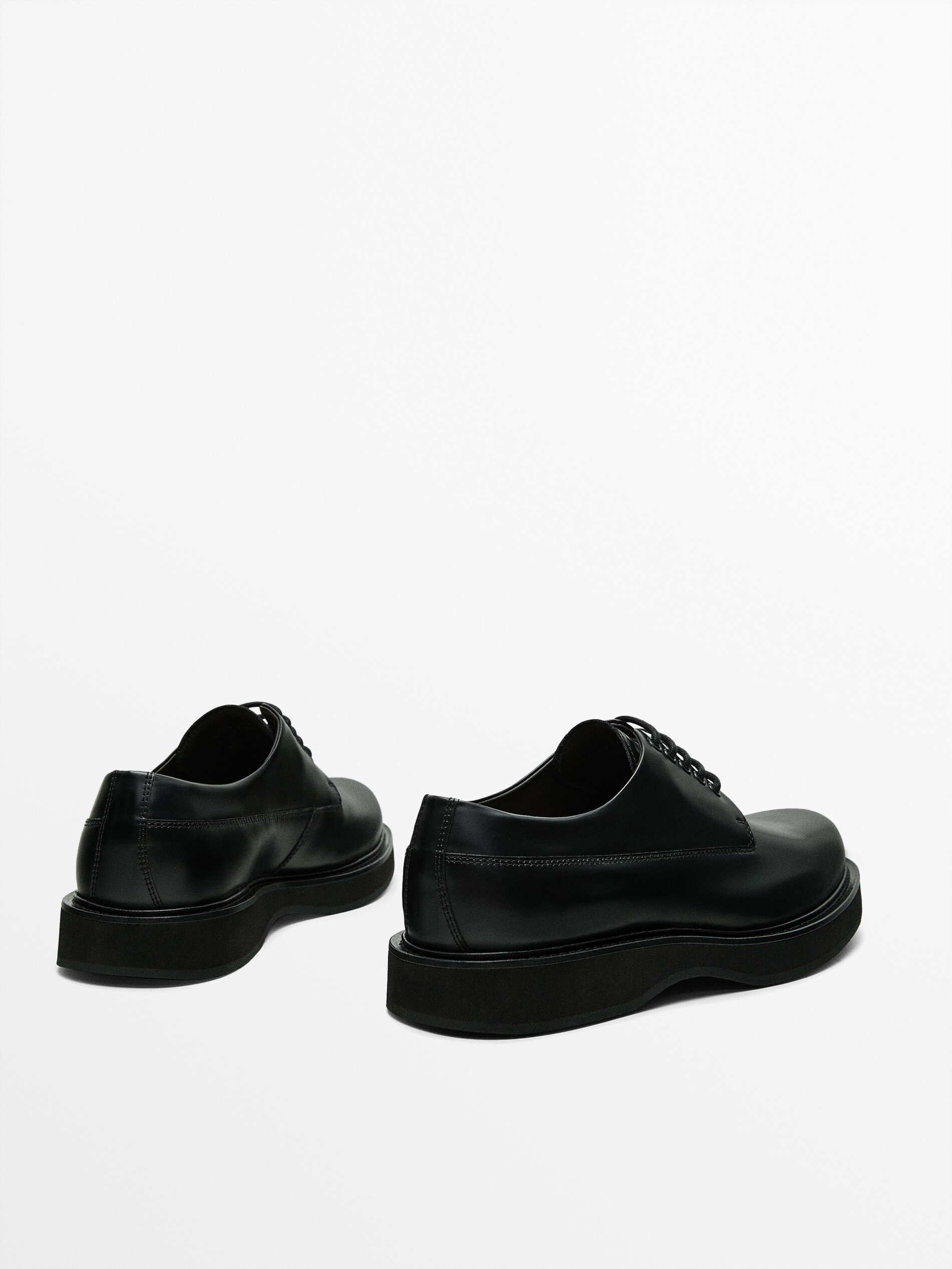 Zapato negro acordonado