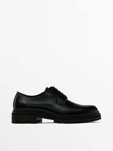 Traje negro zapatos online cafes