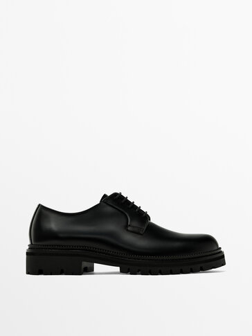 Siyah deri tırtıklı tabanlı ayakkabı