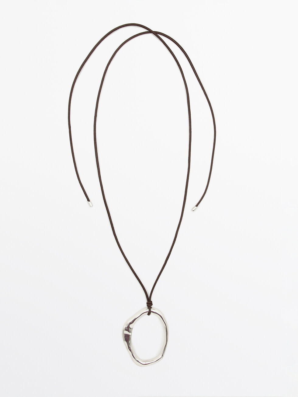 Collier cordon en cuir avec pièce ovale