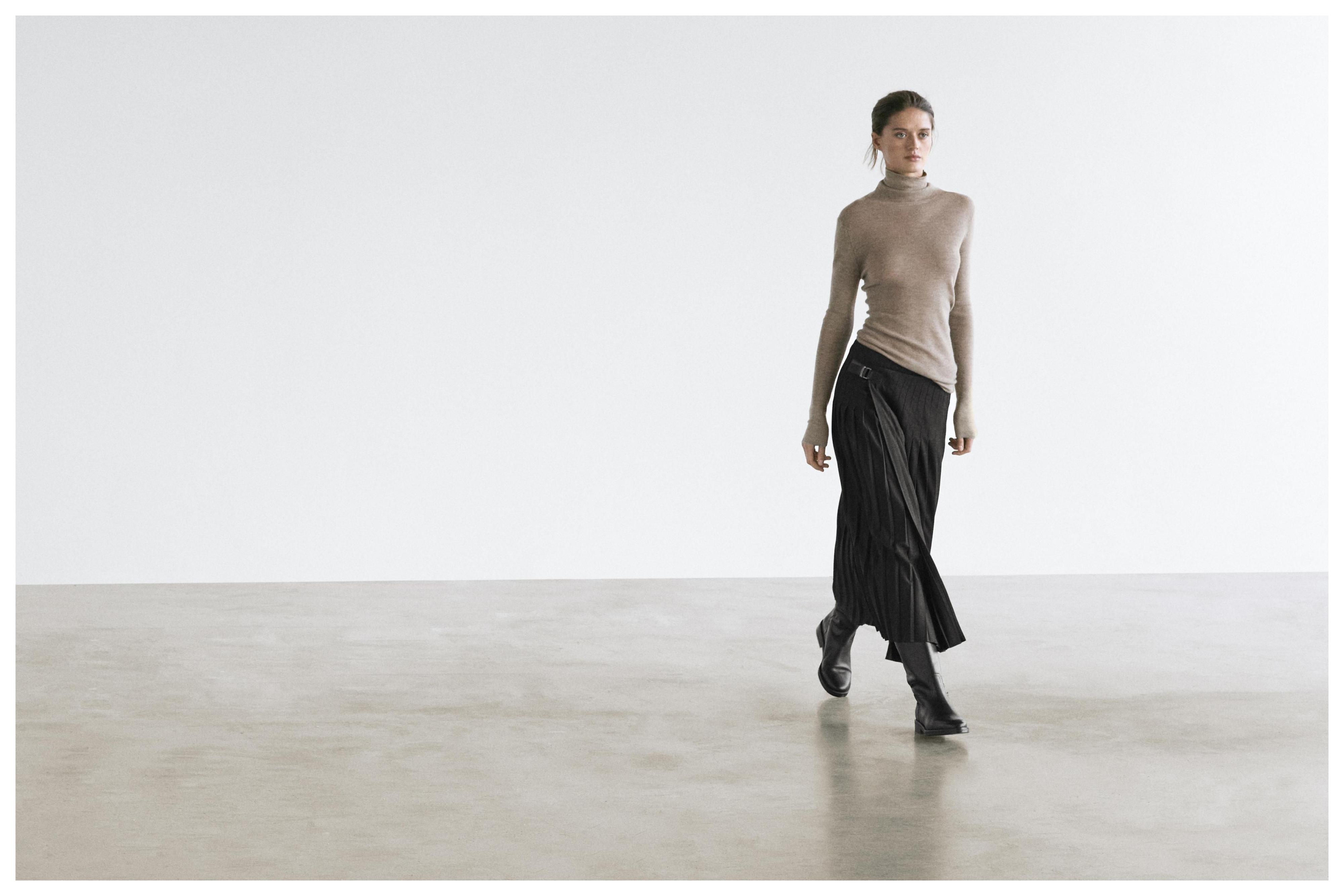 Pleated midi skirt with appliqué — GREY
