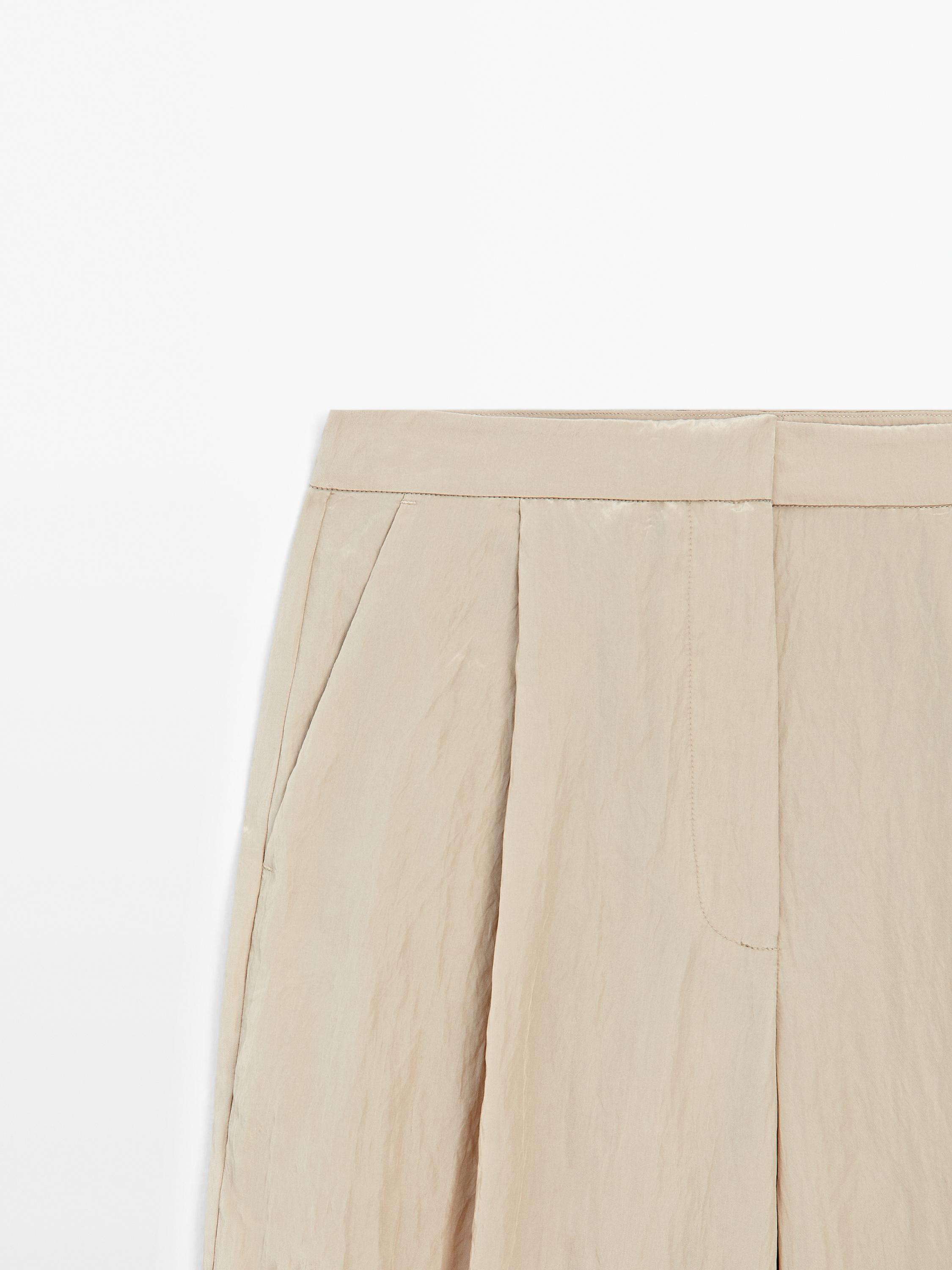 Pantalón satinado con textura
