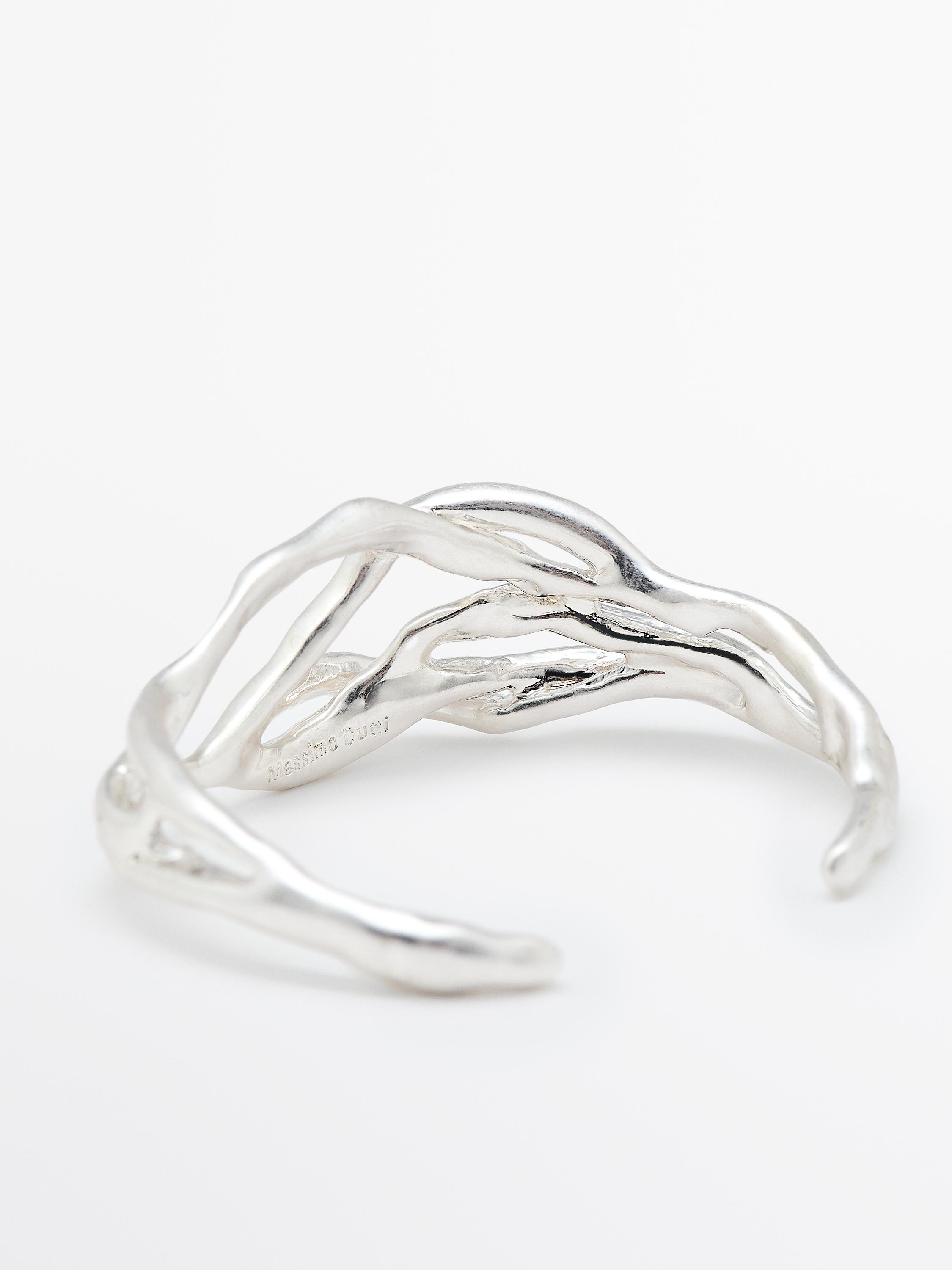 Pulsera metálica abstracta