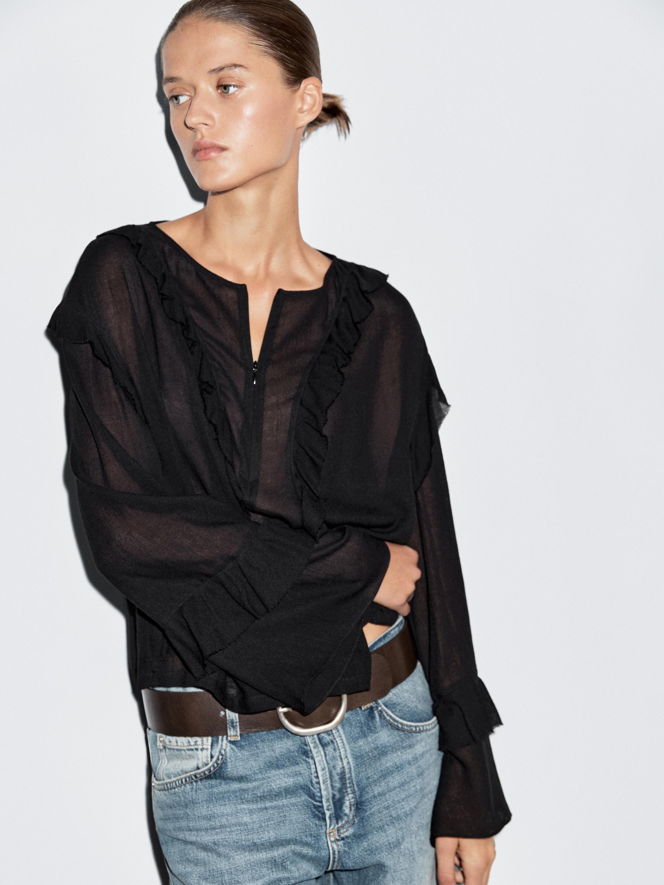 Flowing blouse with ruffles and zip