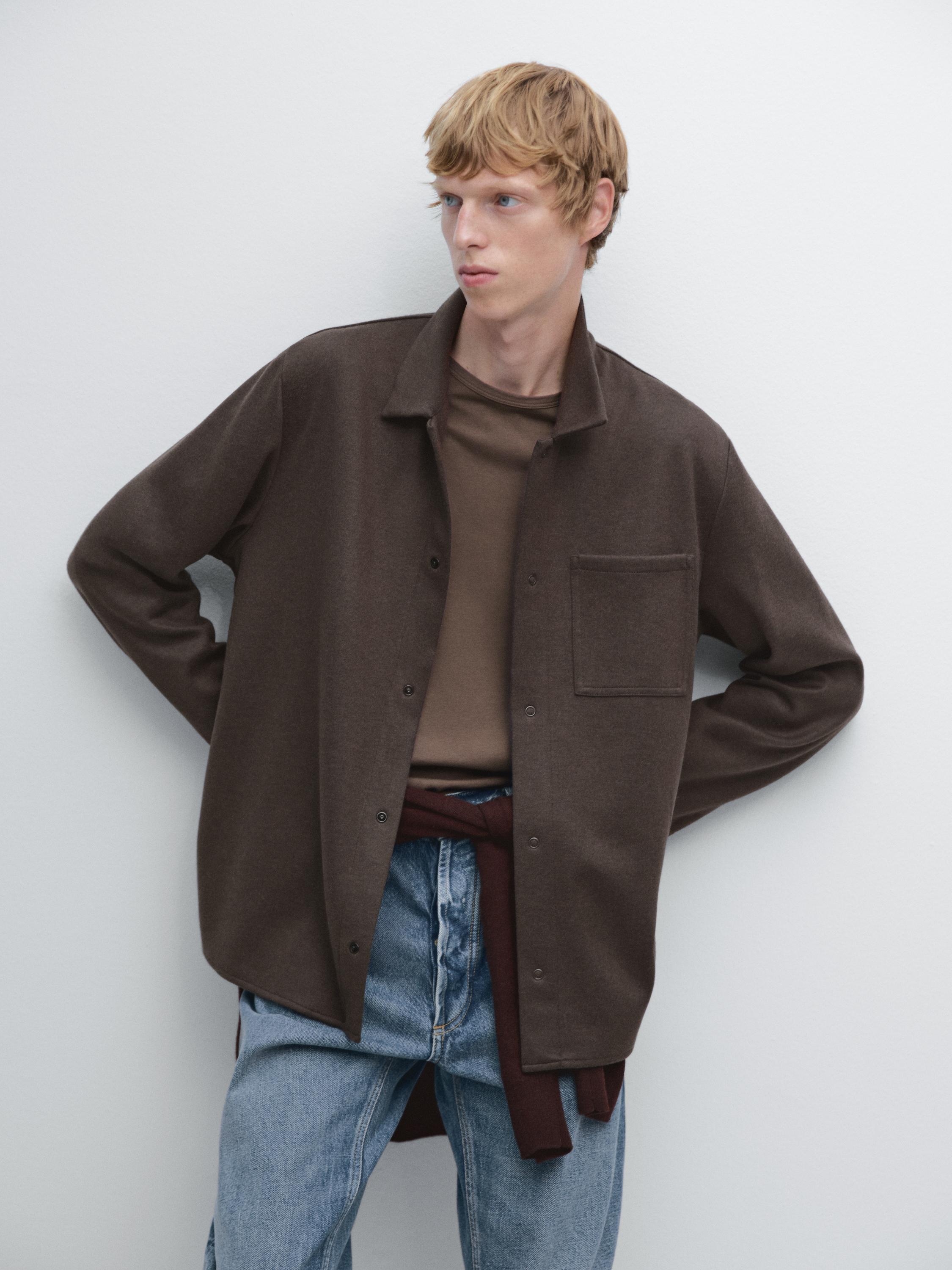 Gaineko alkandora, presio-botoiekin, poltsikoaren xehetasunarekin