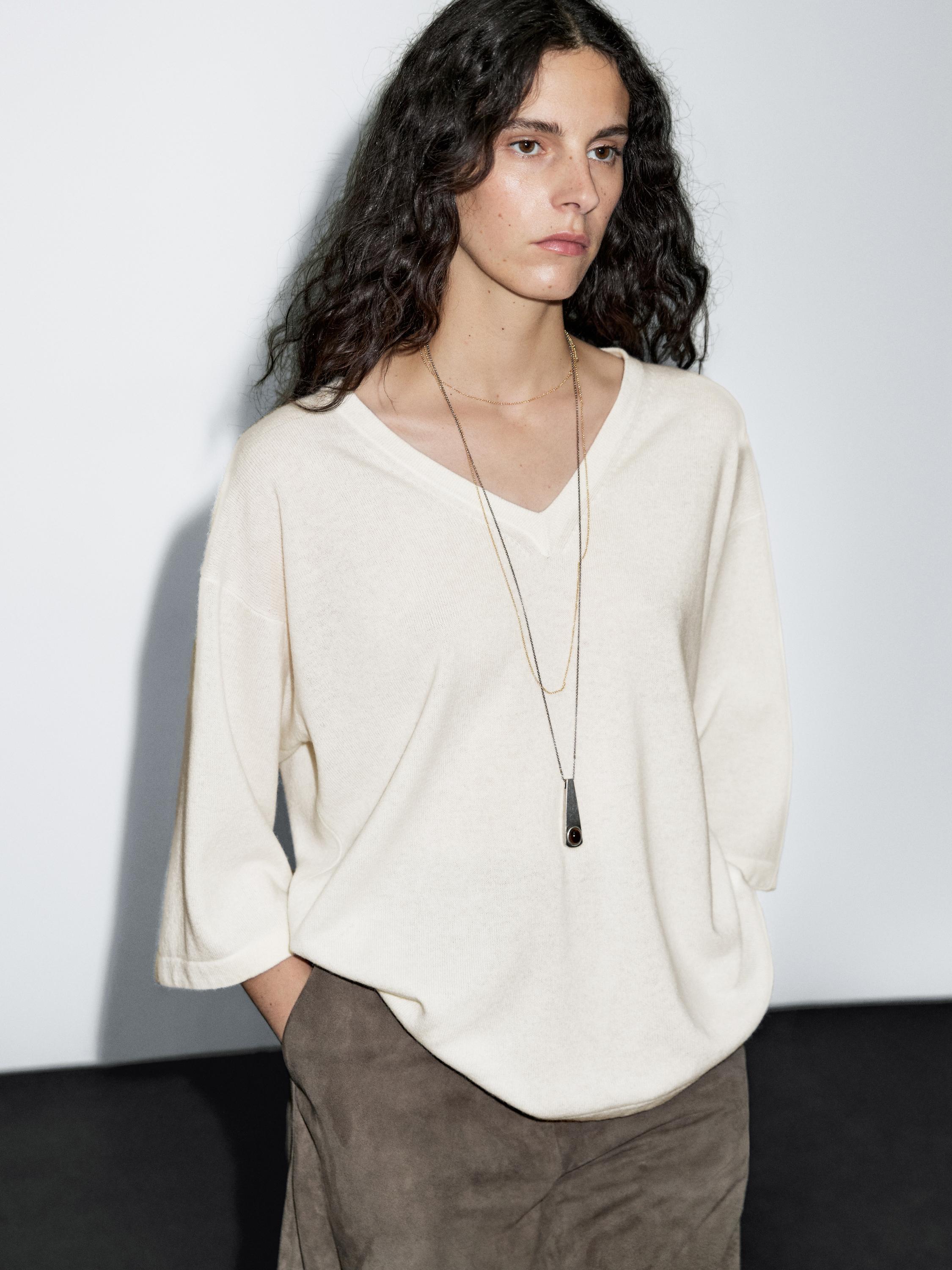 Свитер из смесовой шерсти с V-образным вырезом