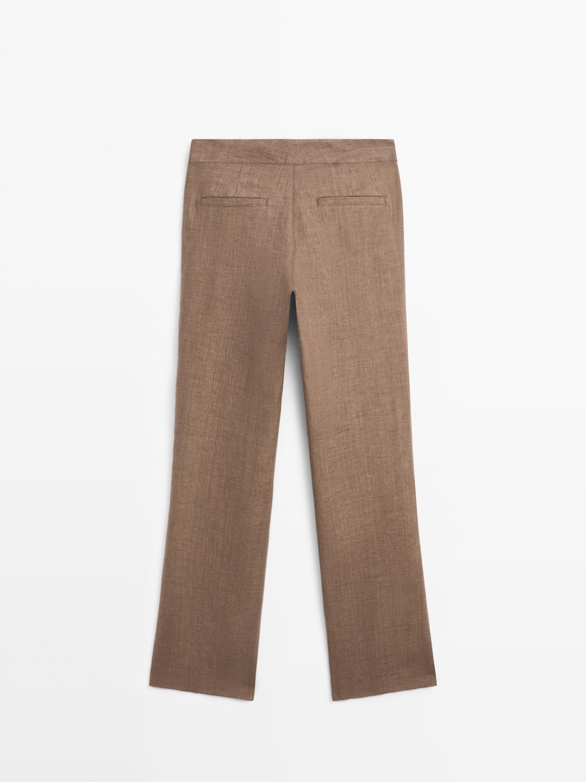 Vista posterior de pantalón marrón kick flare con bolsillos traseros.