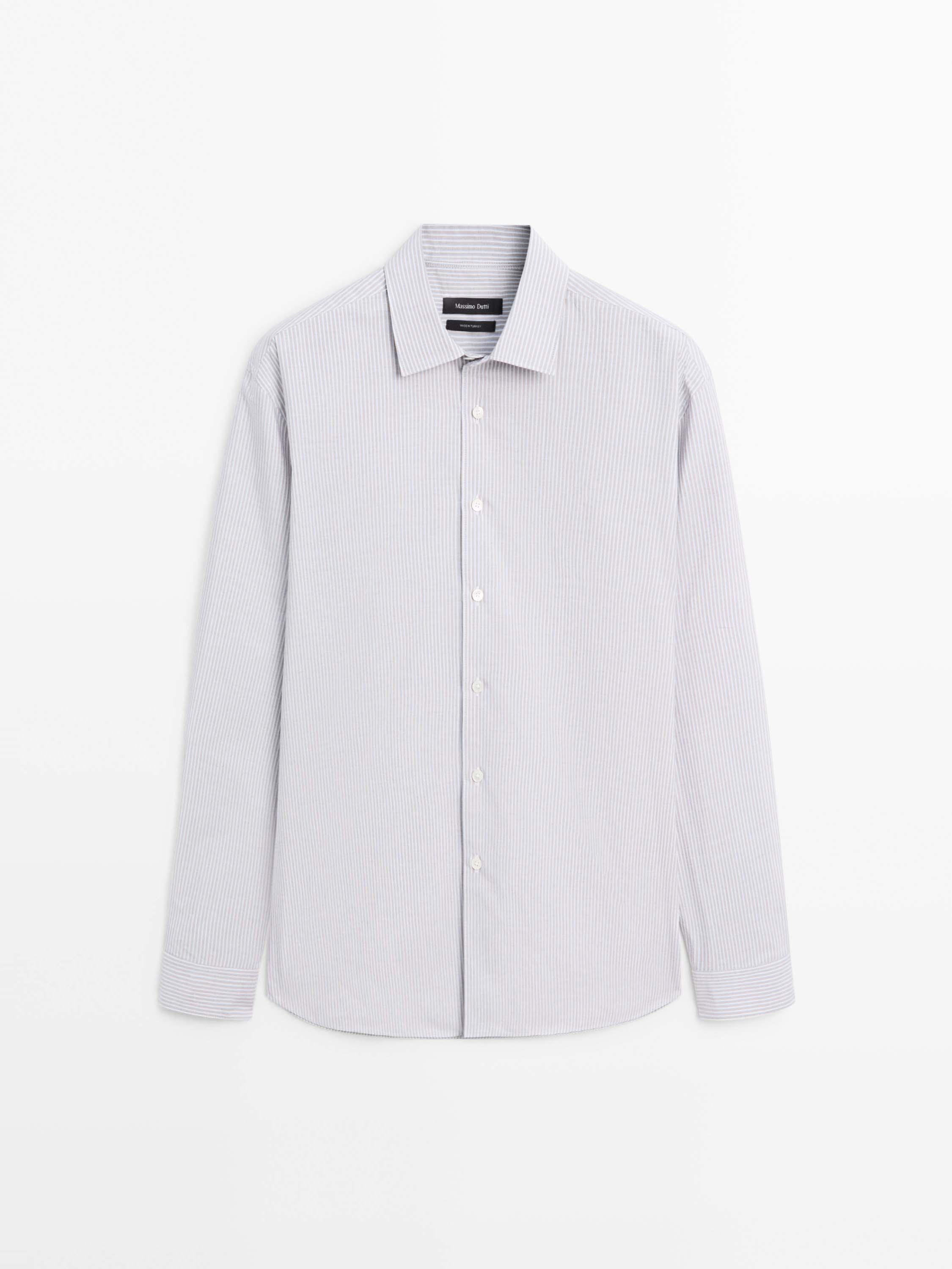 Vorderansicht eines braunen Hemdes mit feinen Streifen, langen Ärmeln, klassischem Kragen und Knopfleiste in der Mitte.