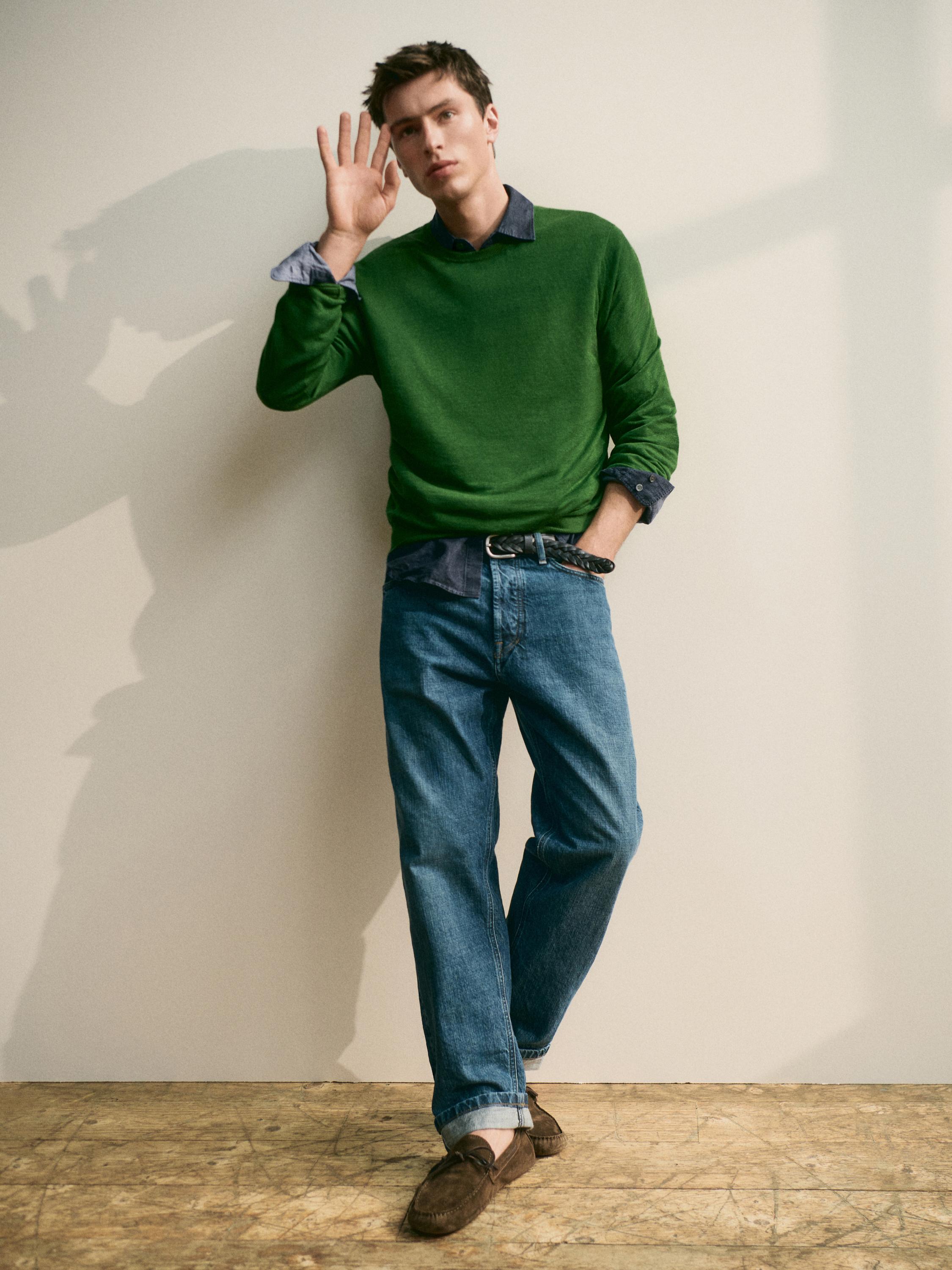 Yeşil süveter, mavi gömlek, mavi jean pantolon ve kahverengi mokasen ayakkabı kombini.