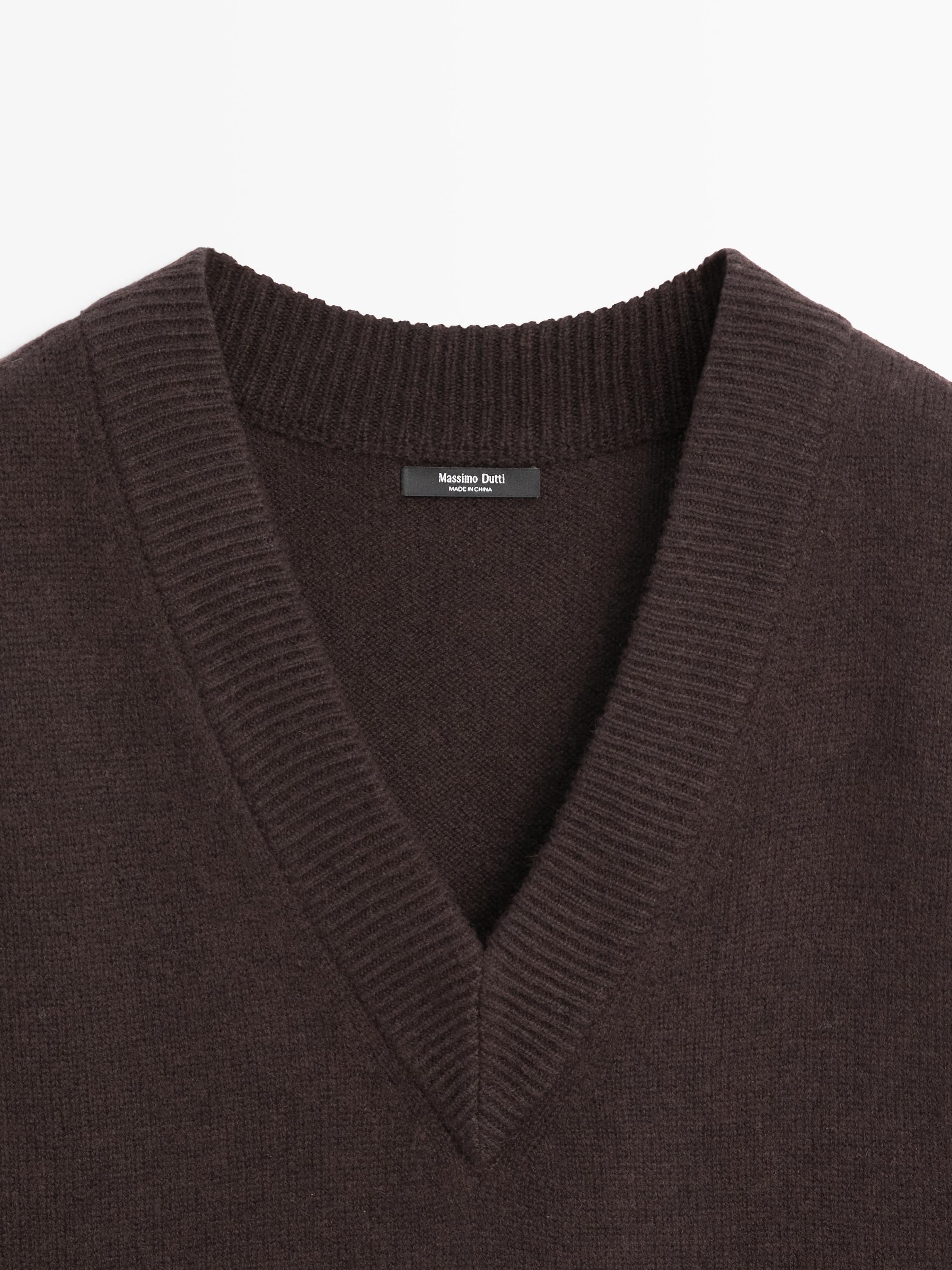 V-neck bib with tie details — BROWN