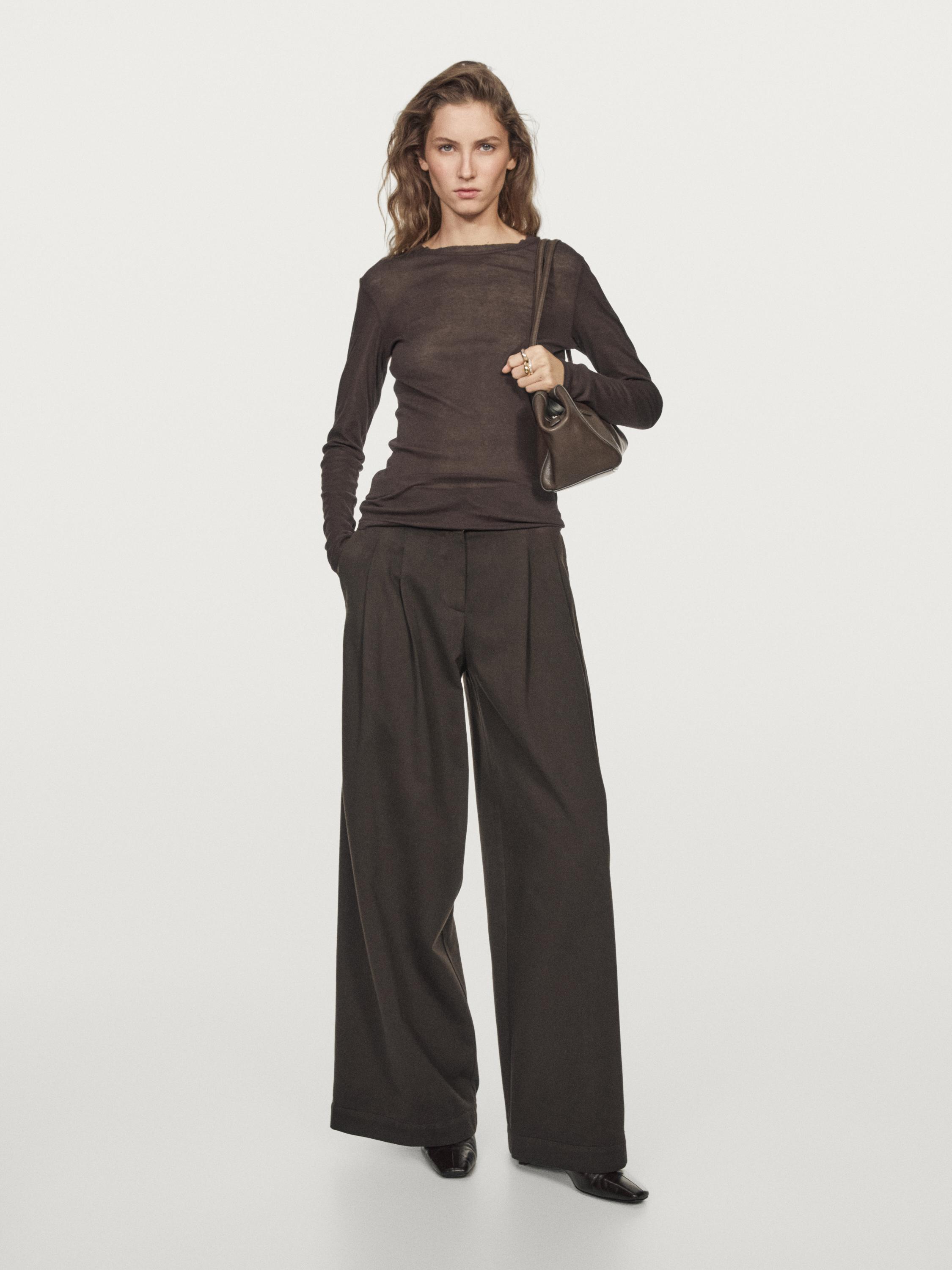 100% cotton T-shirt with neckline detail