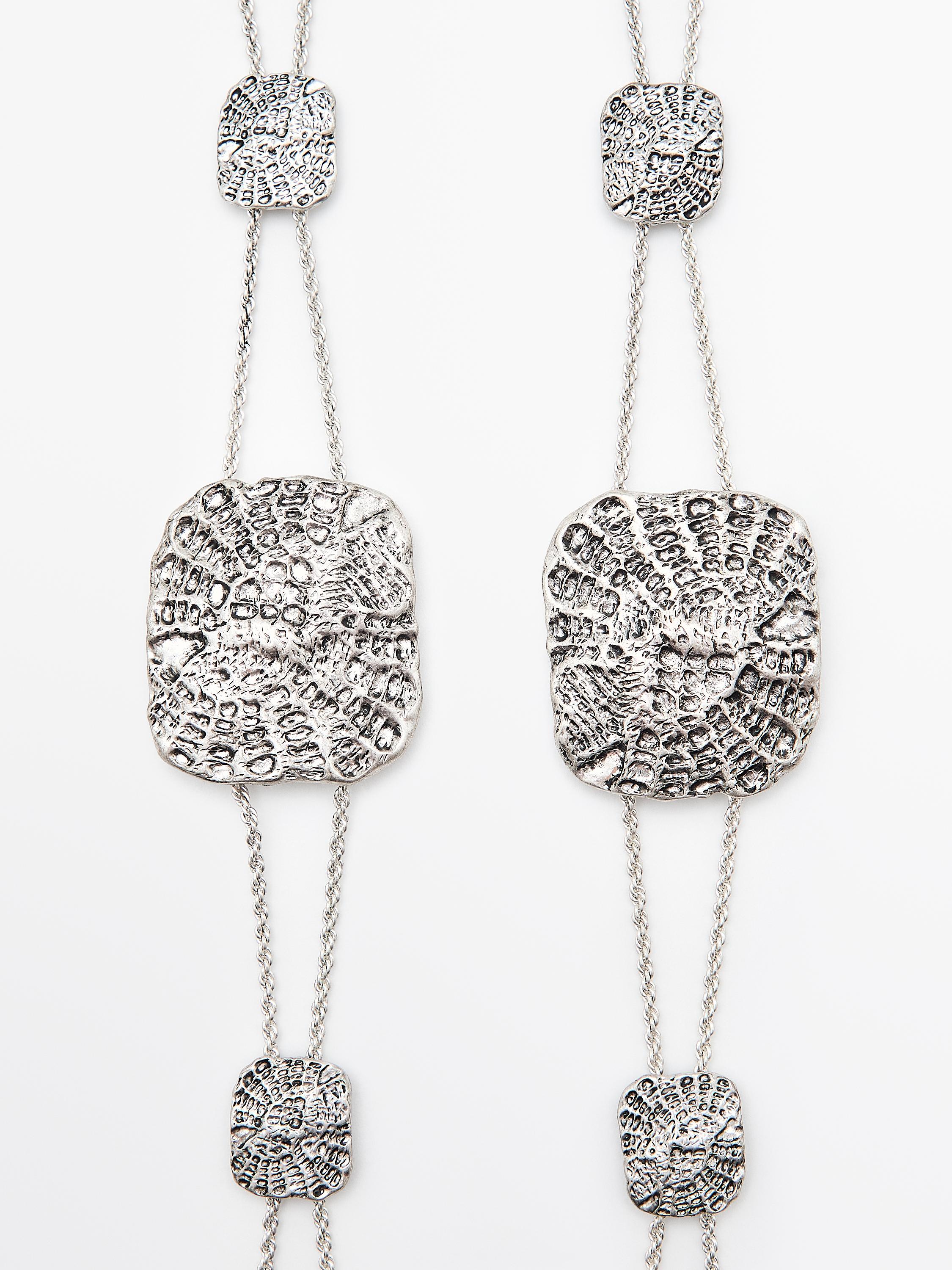 Textured medallion chain belt