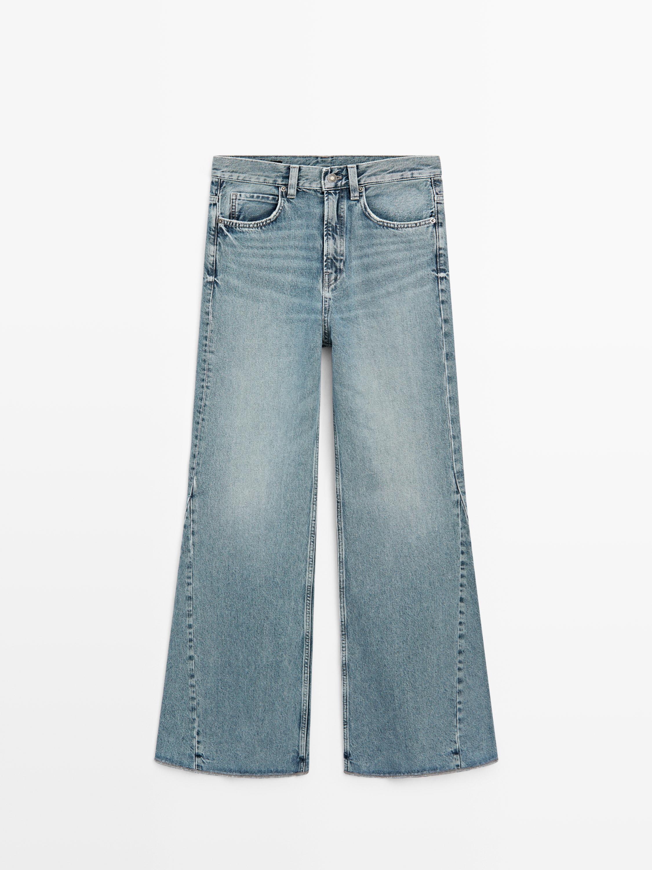 Vooraanzicht van lichtblauwe high-waist jeans, flare model, met voor- en achterzakken.