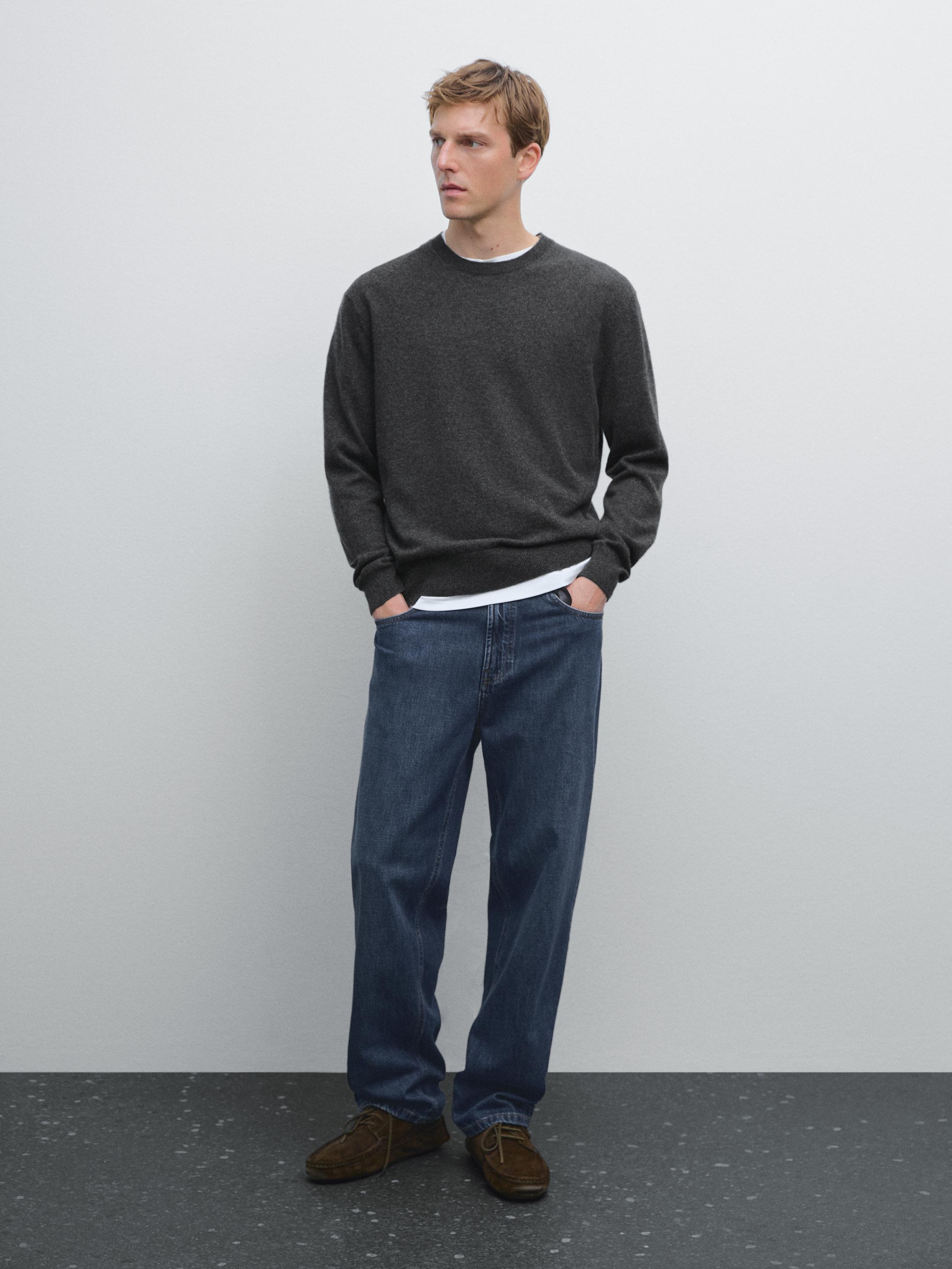 Cashmere knit sweater with a crew neck
