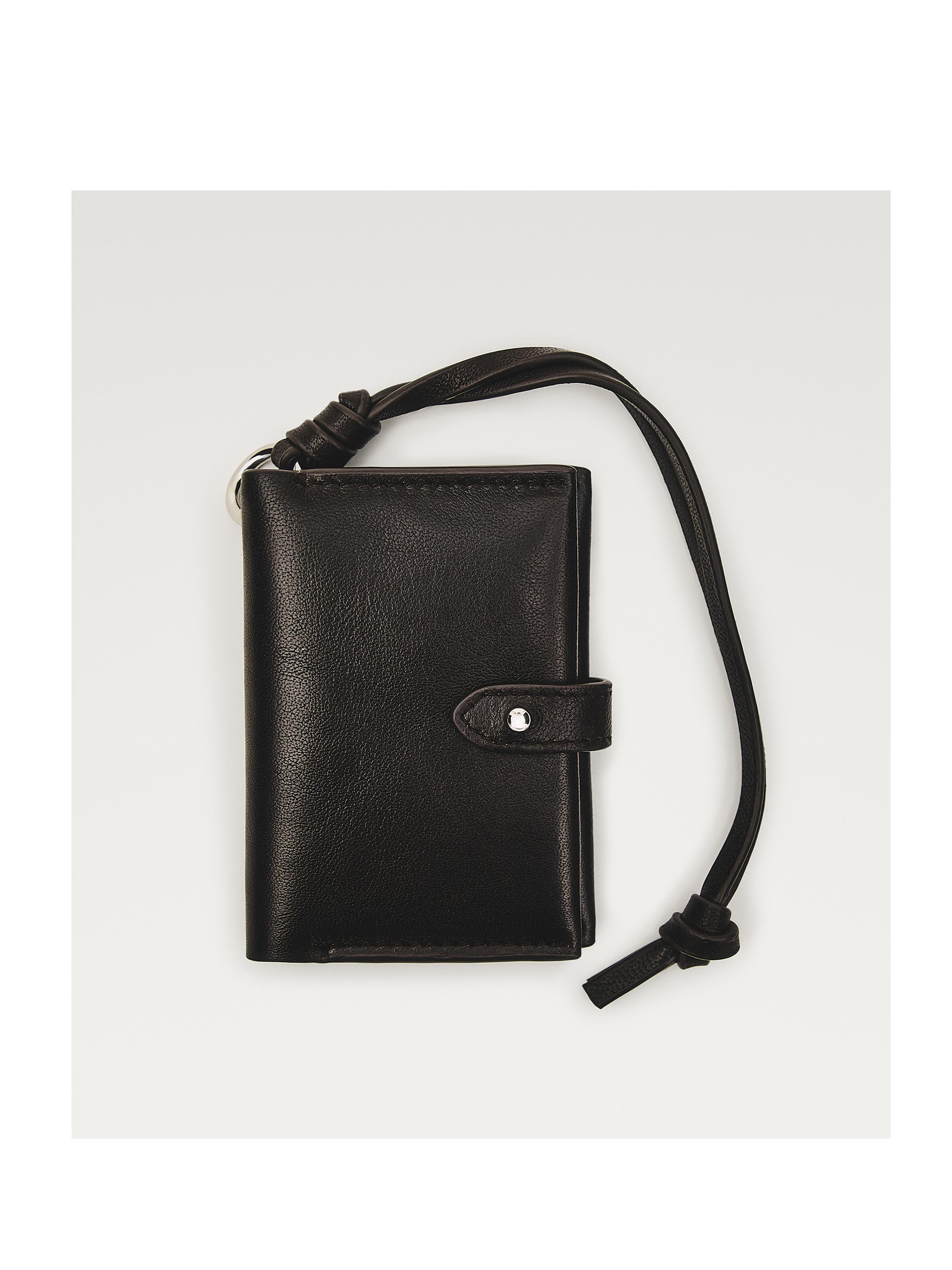 Паричник за картички од напа кожа со приврзок