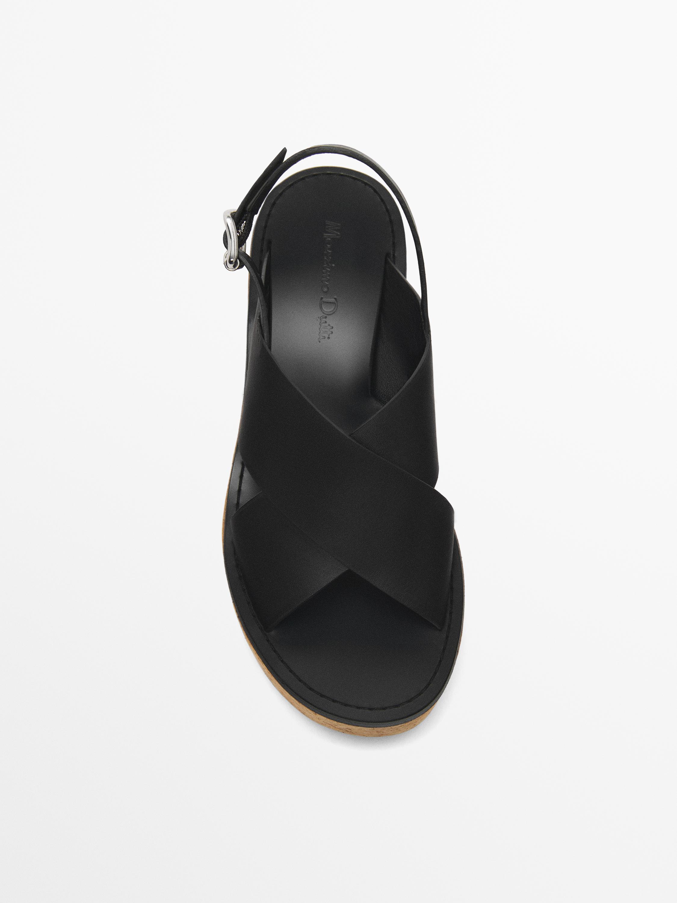 Sepatu wedge dengan tali bersilang