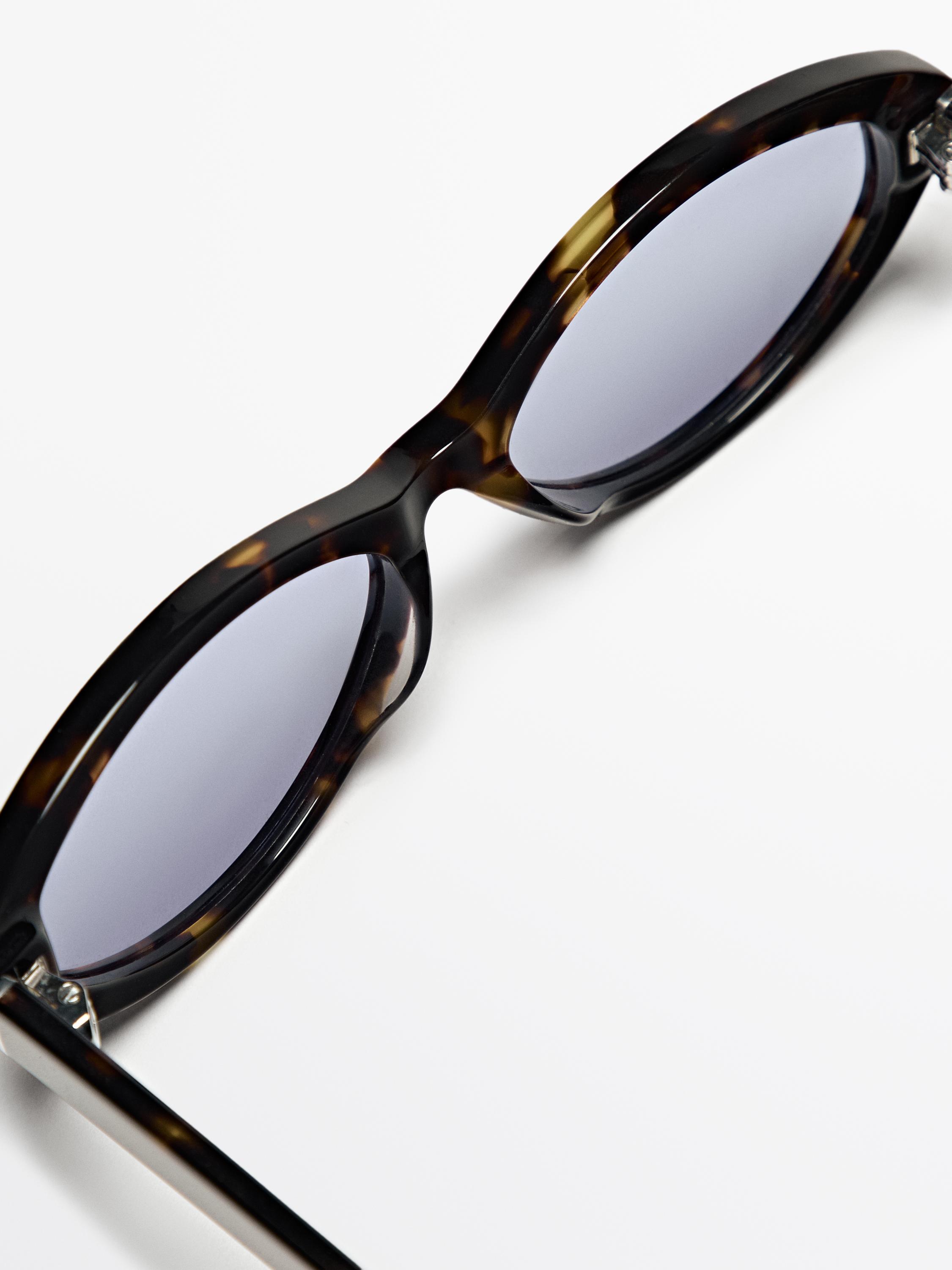 Small sunglasses with colour detail