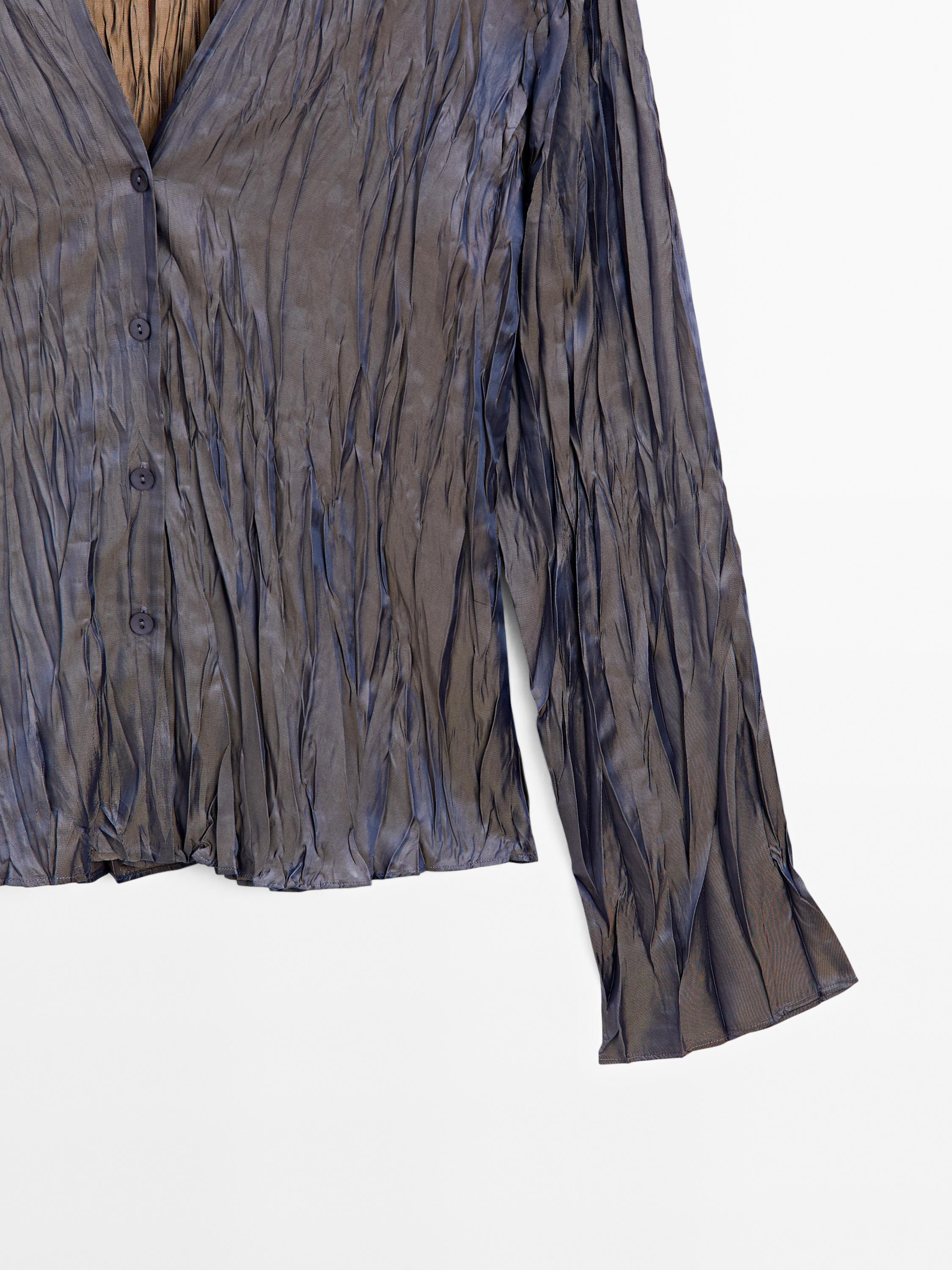 Flowing shiny shirt