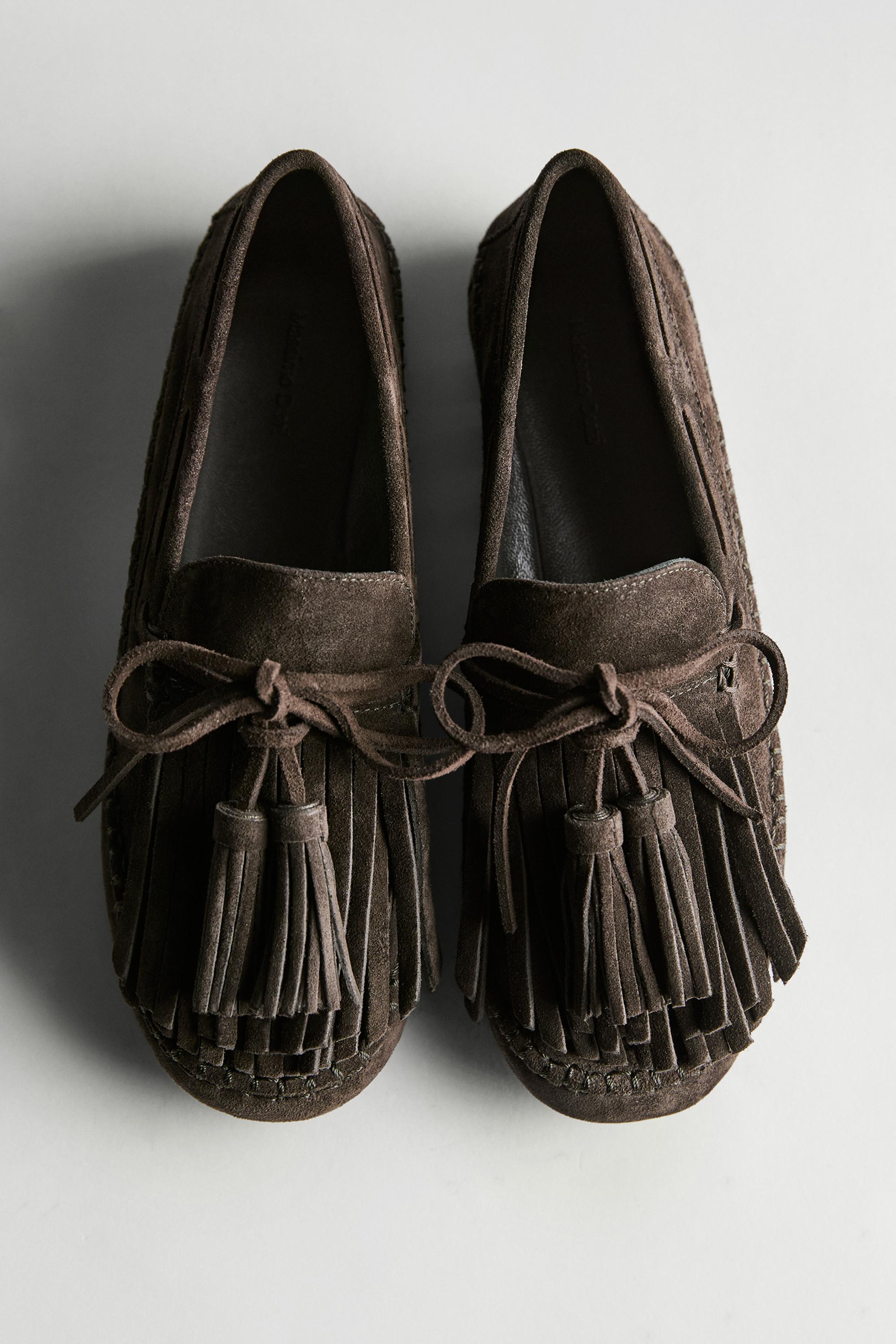 Split suede loafers with fringing and tassels — BROWN