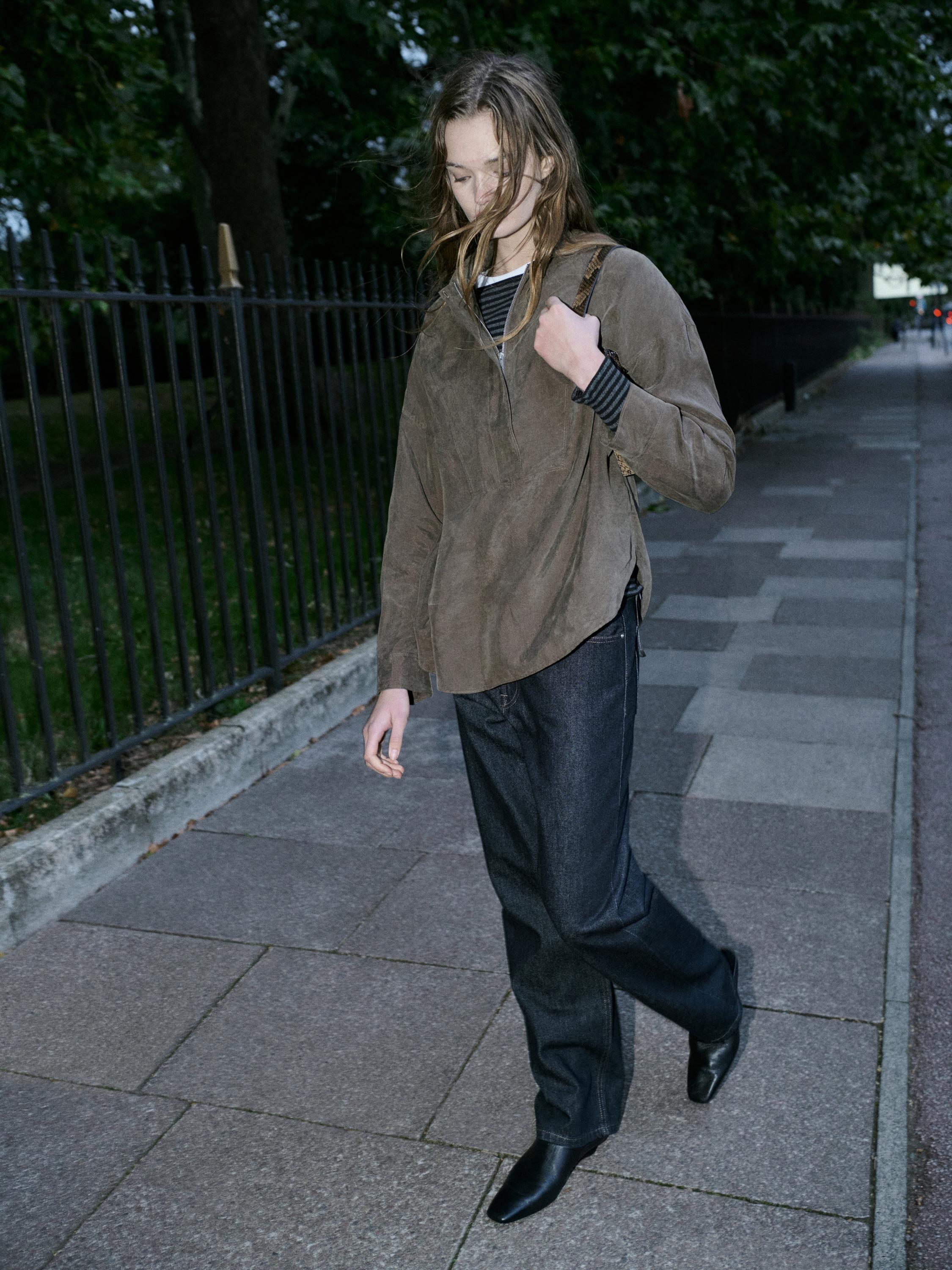 Blouse with zip on the chest