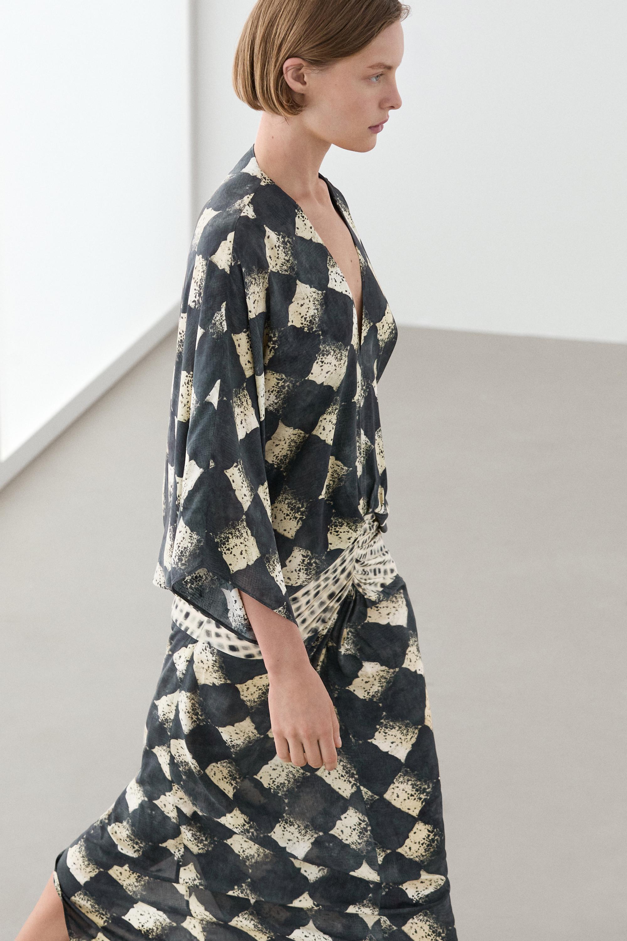 Lengva suknelė su korsetiniu diržu