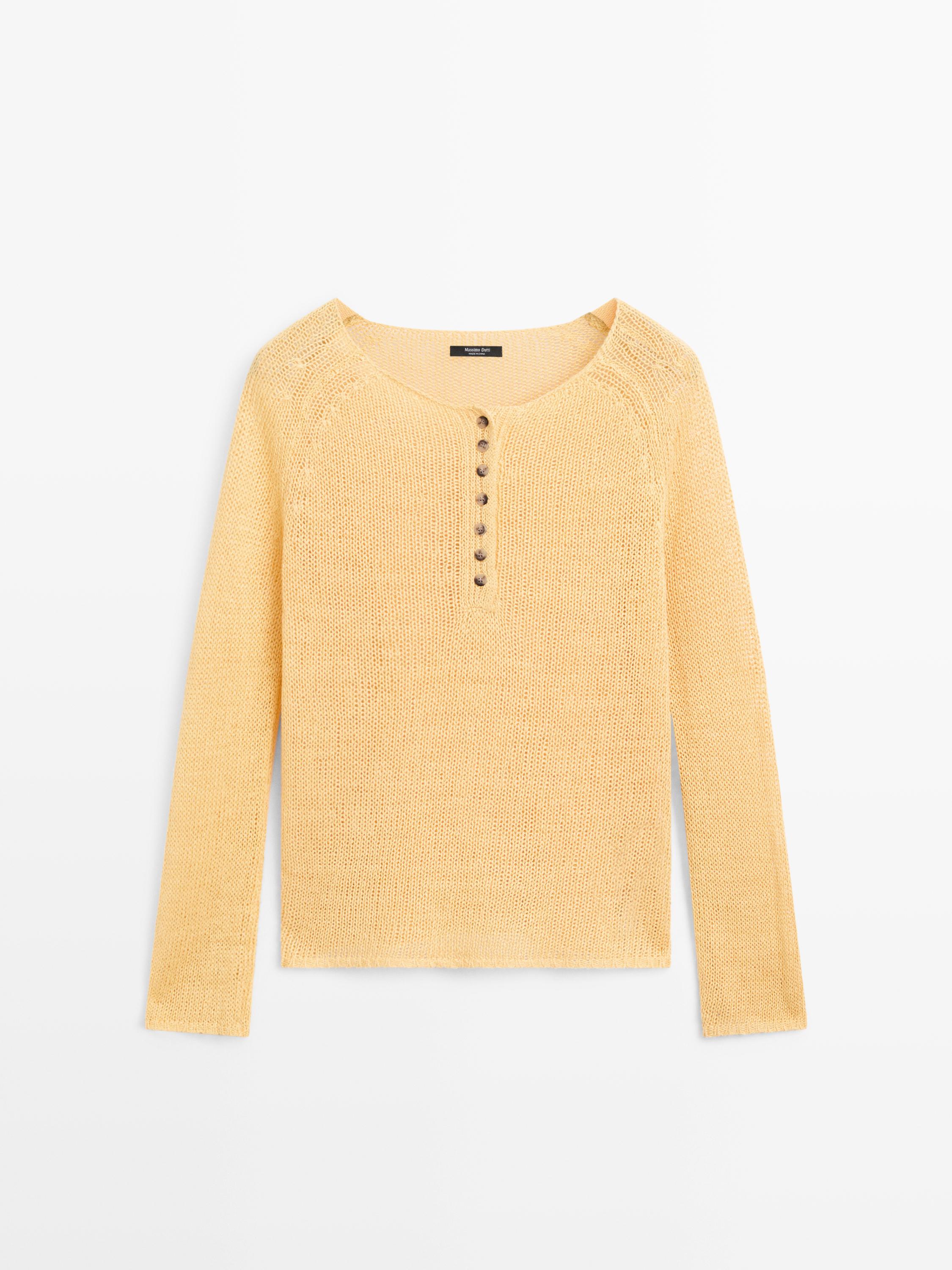 Áo len đan với chi tiết cổ áo