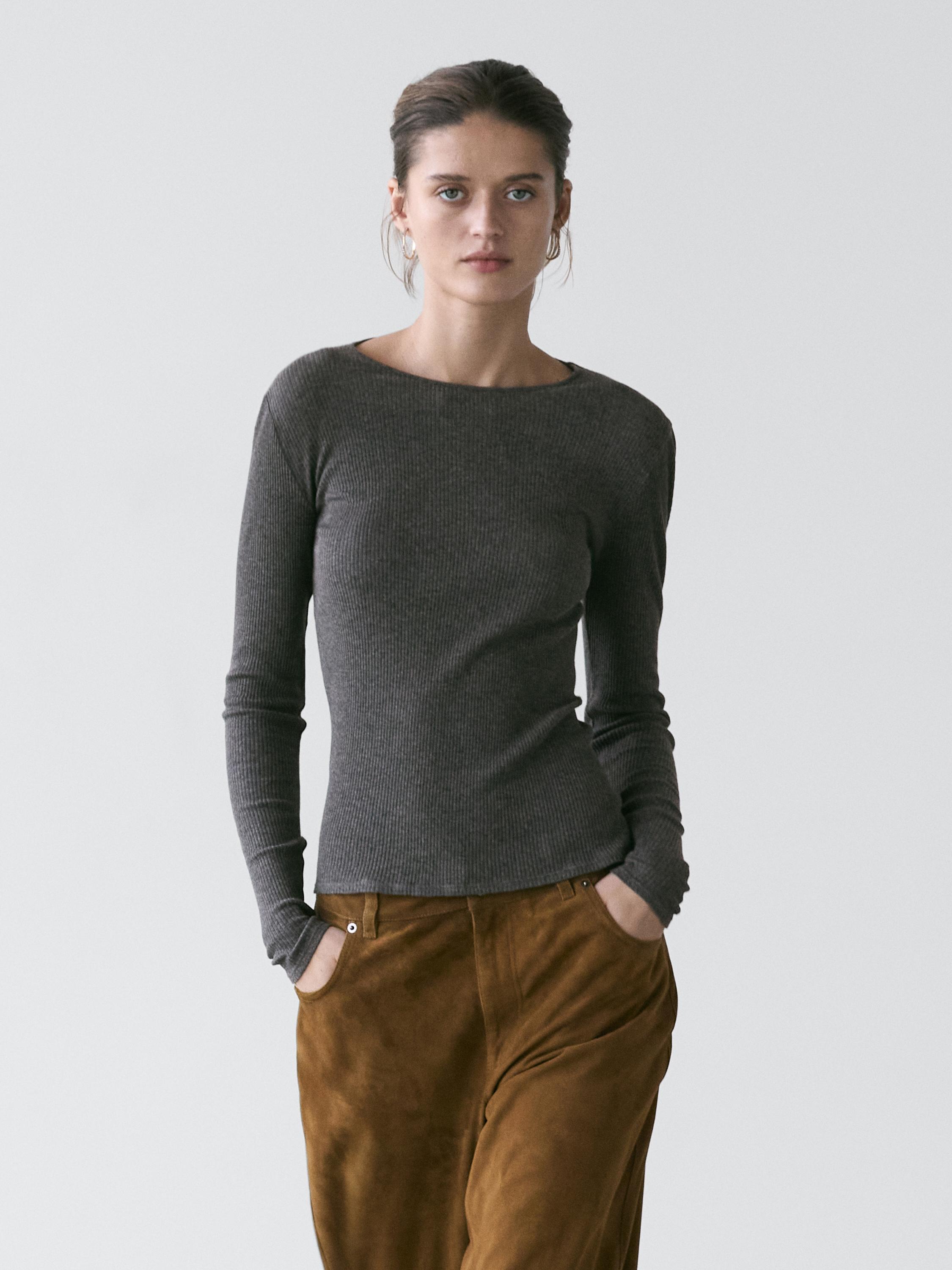 Conjunto de playera gris jaspeada de manga larga con detalle acanalado y pantalones marrones con bolsillos laterales.