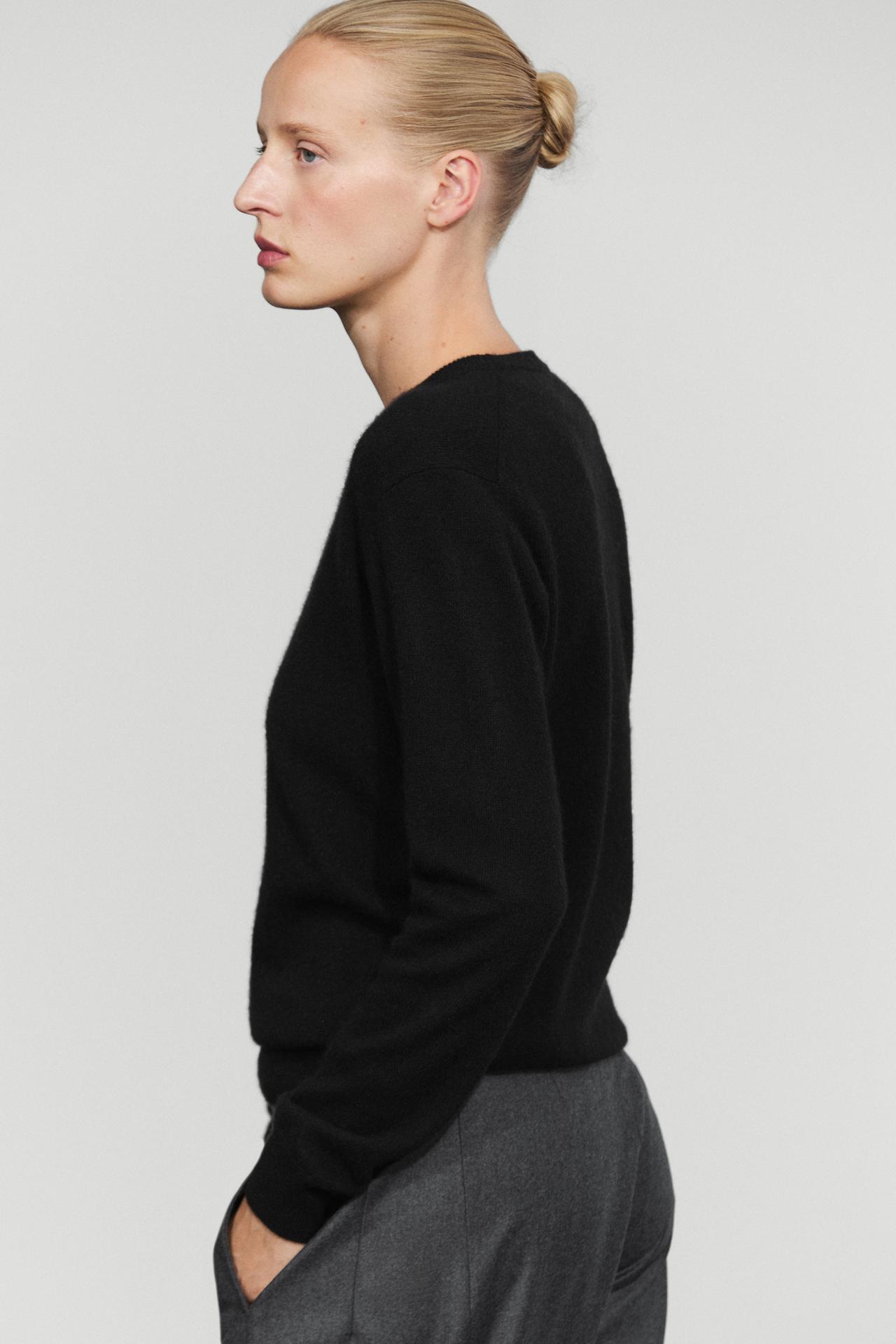 100% cashmere long sleeve sweater — BLACK