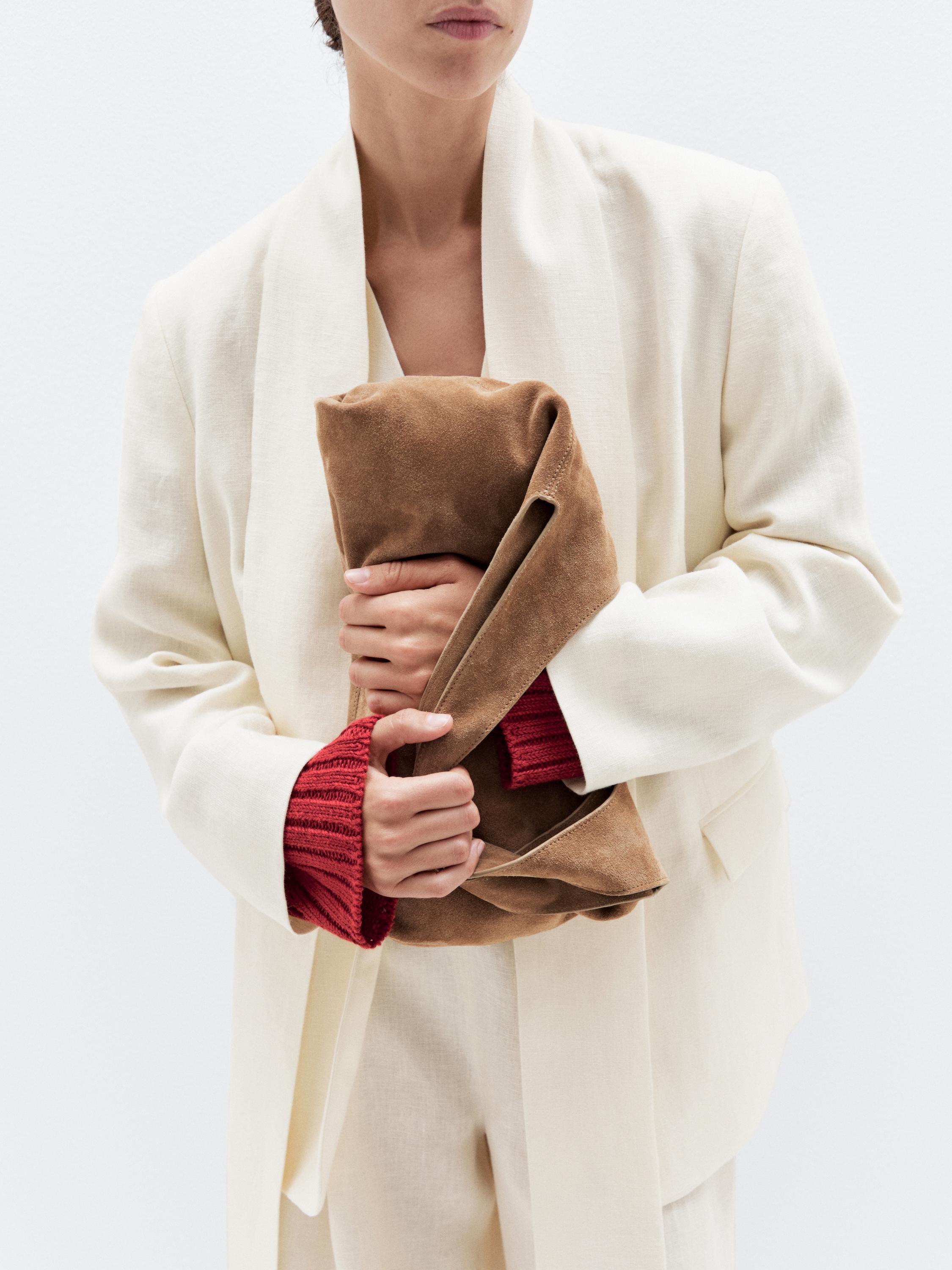 Vidēja izmēra sieviešu soma ar raupjas zamšādas apdari