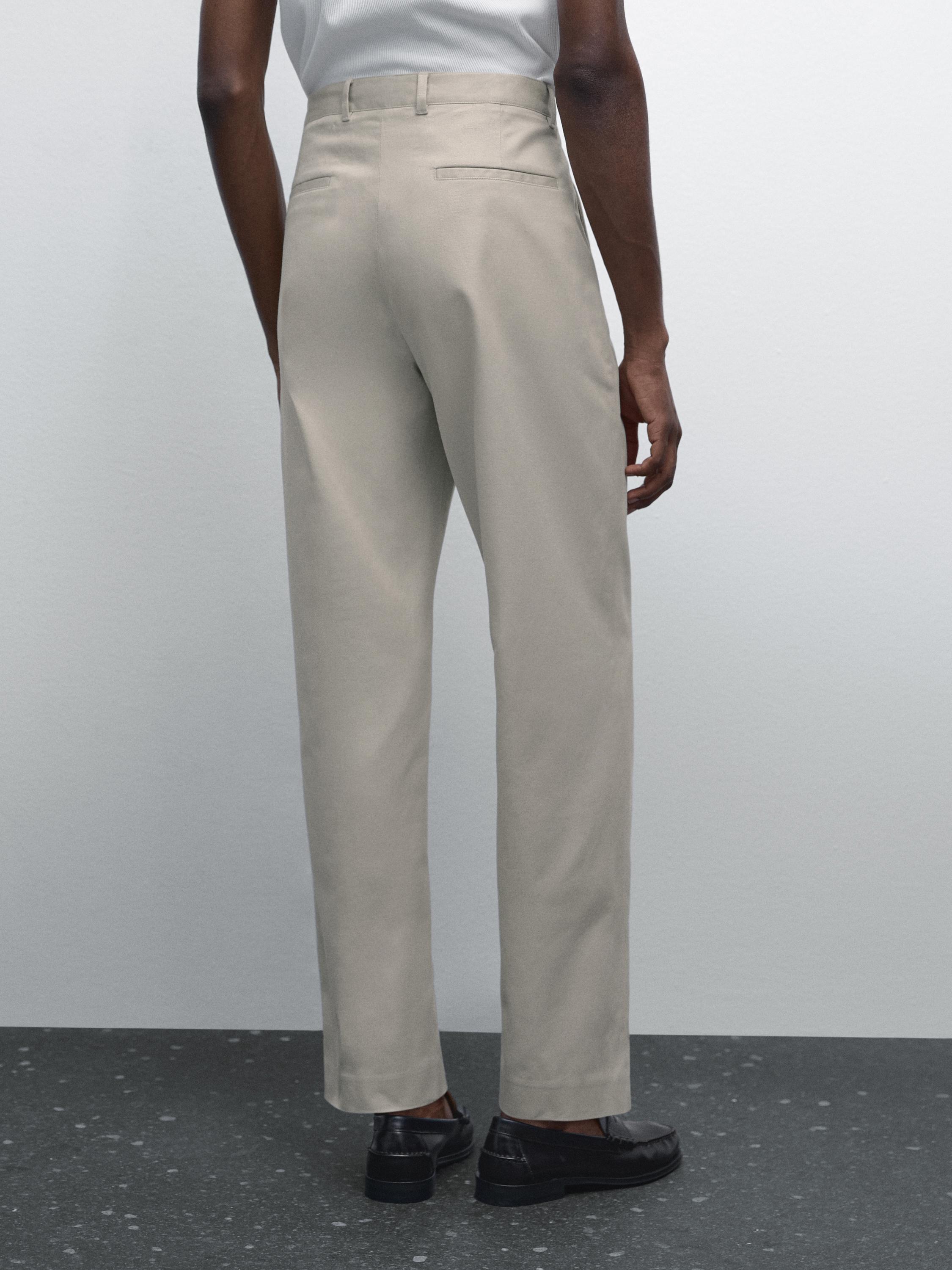 Pantalón straight fit detalle pinza