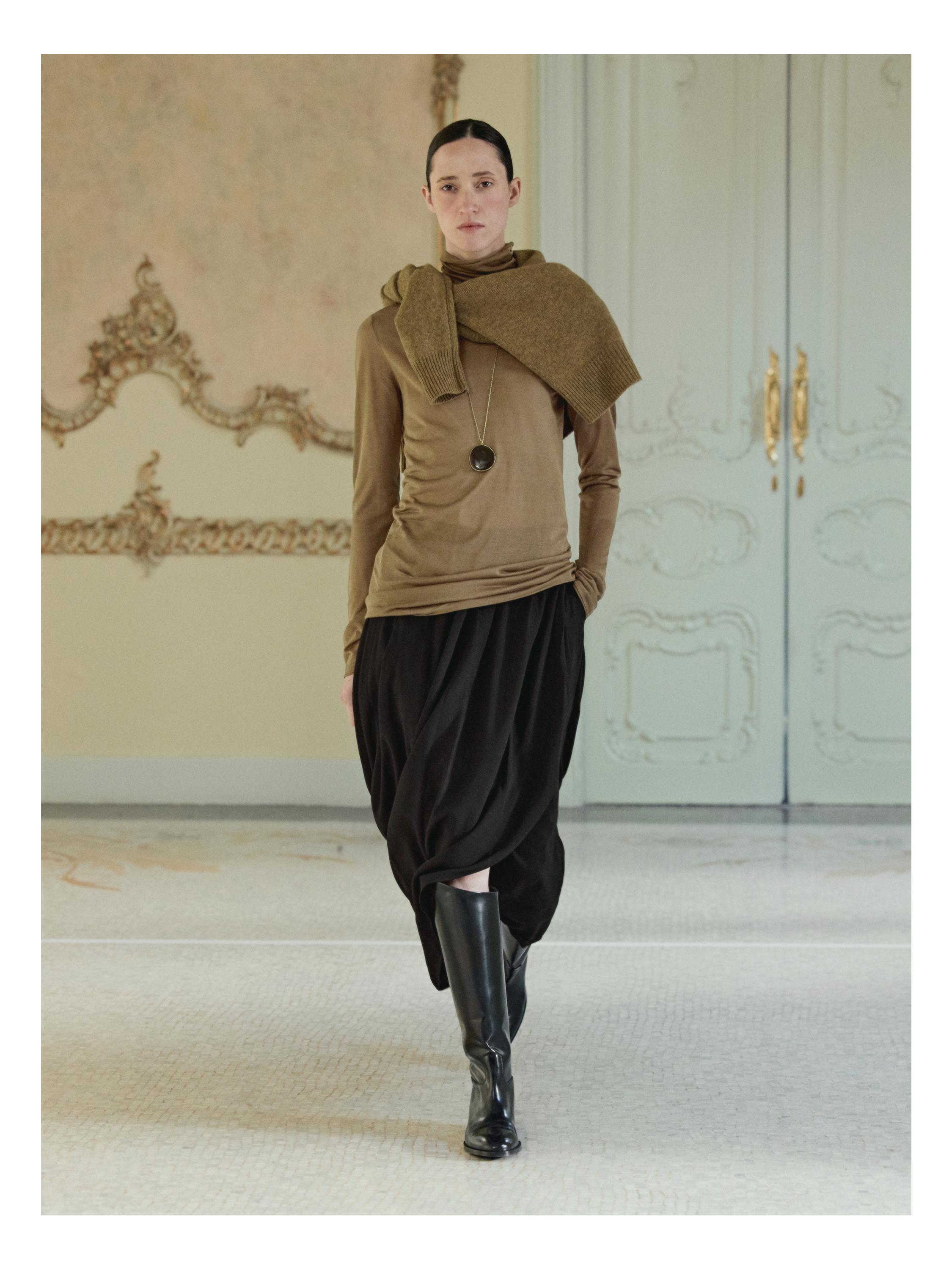 Πλεκτό πουλόβερ με λαιμόκοψη V από 100% μαλλί