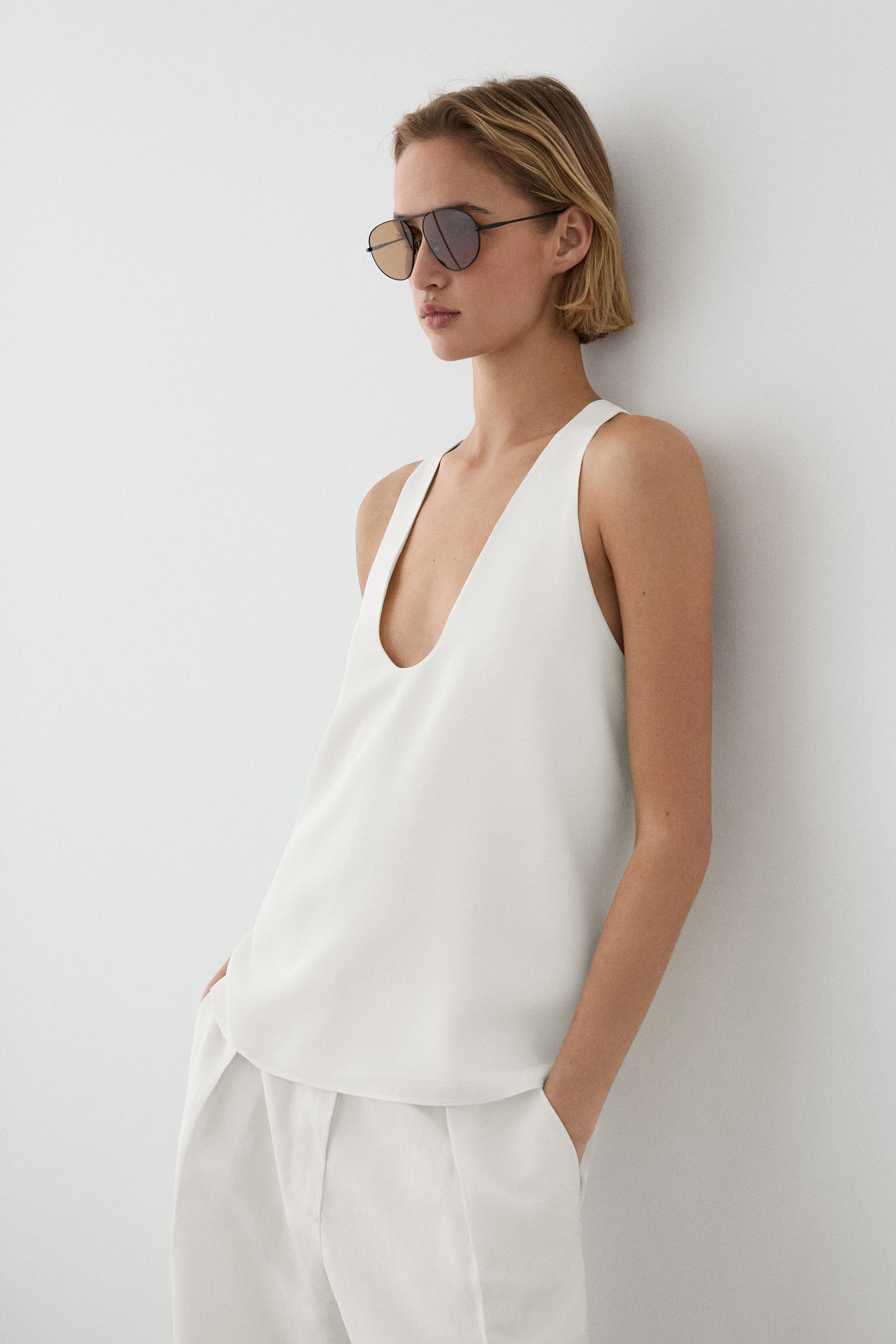 Top fluido escote pico