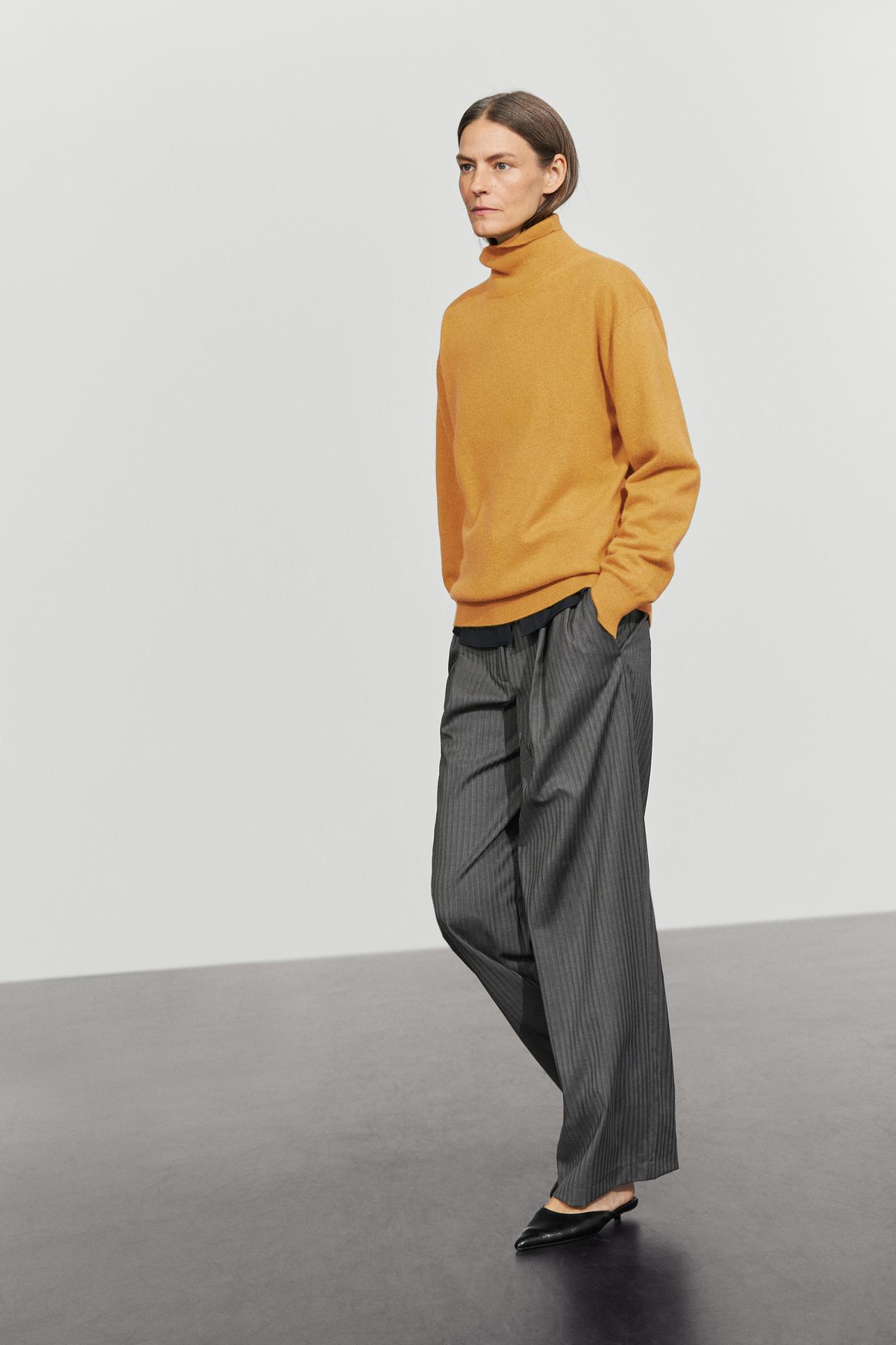 100% cashmere high neck knit sweater — OIL