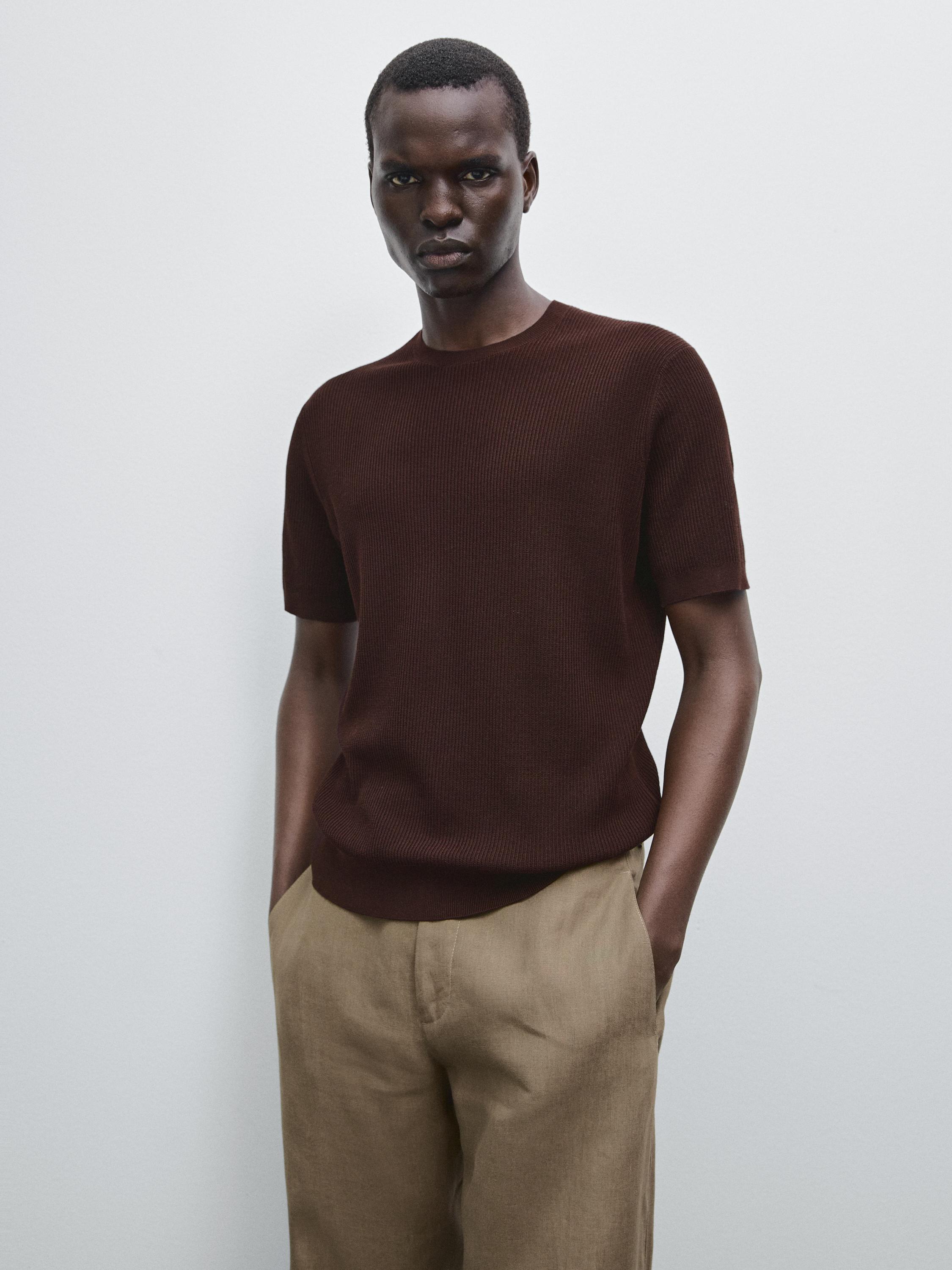 تيشرت بحياكة بارزة الملمس وأكمام قصيرة