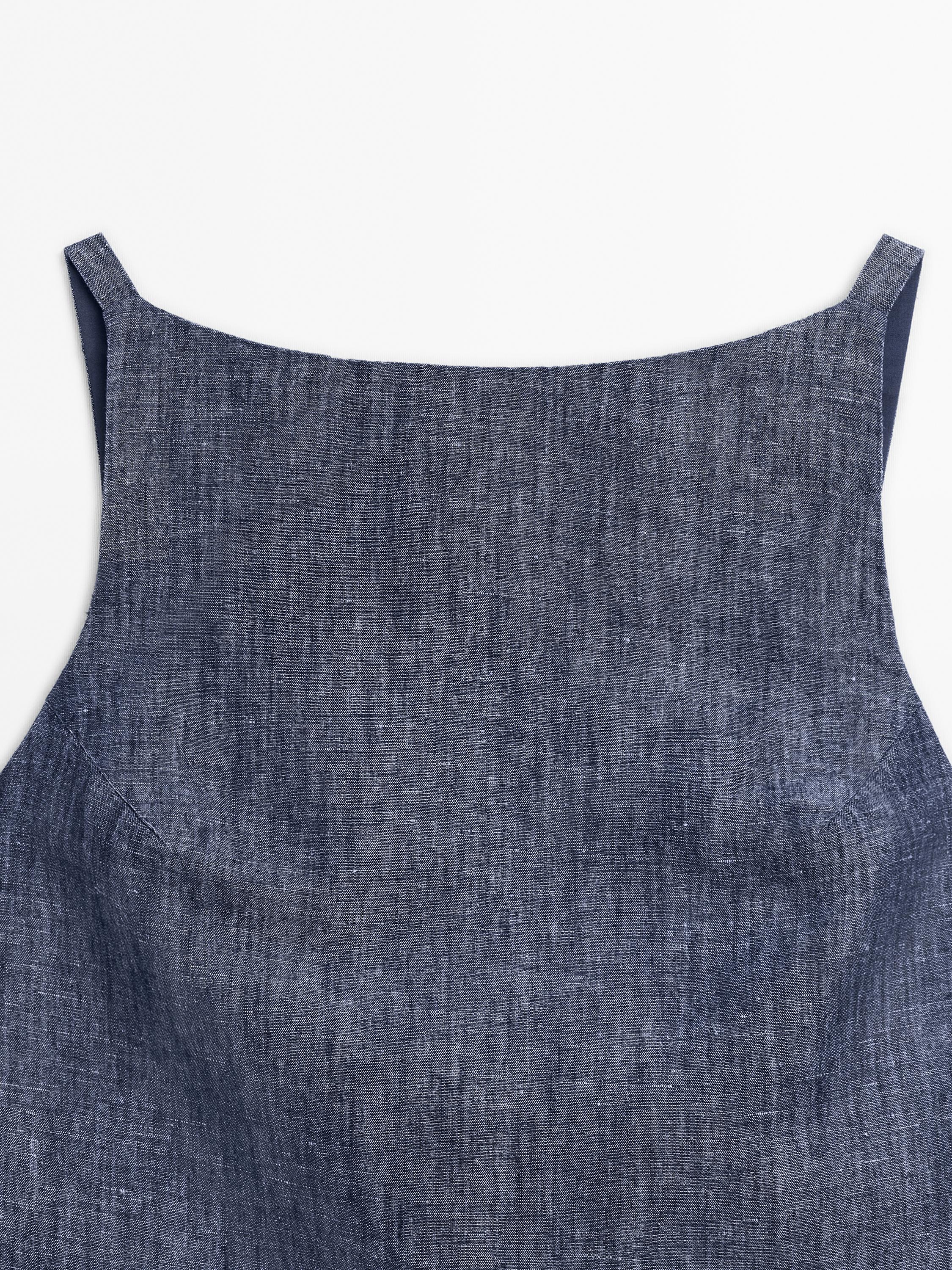 Short dress with low-cut back