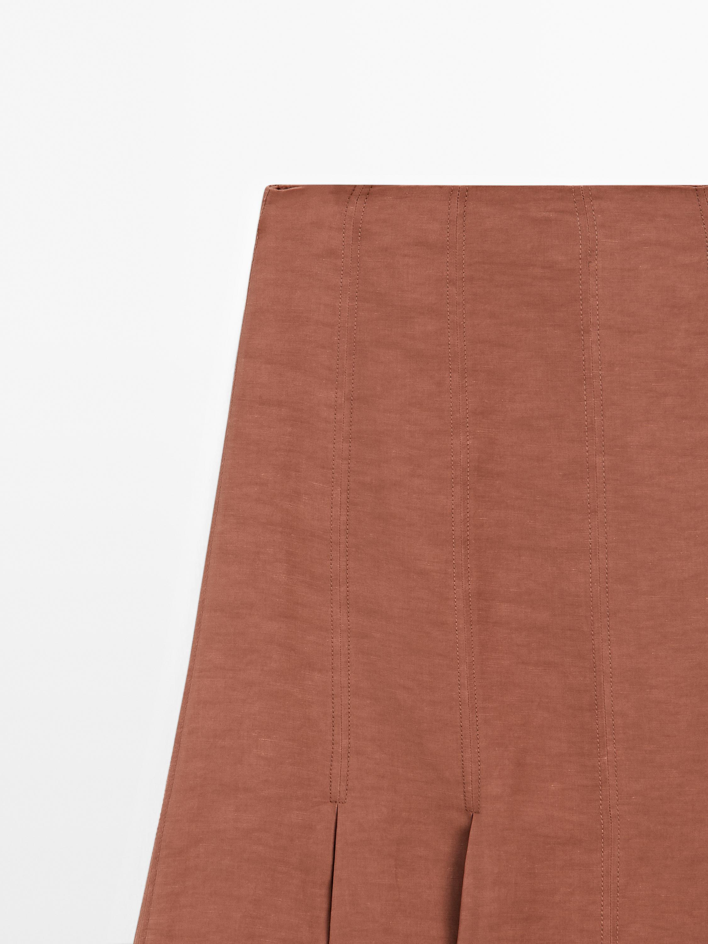 Falda midi fluida detalle bordado