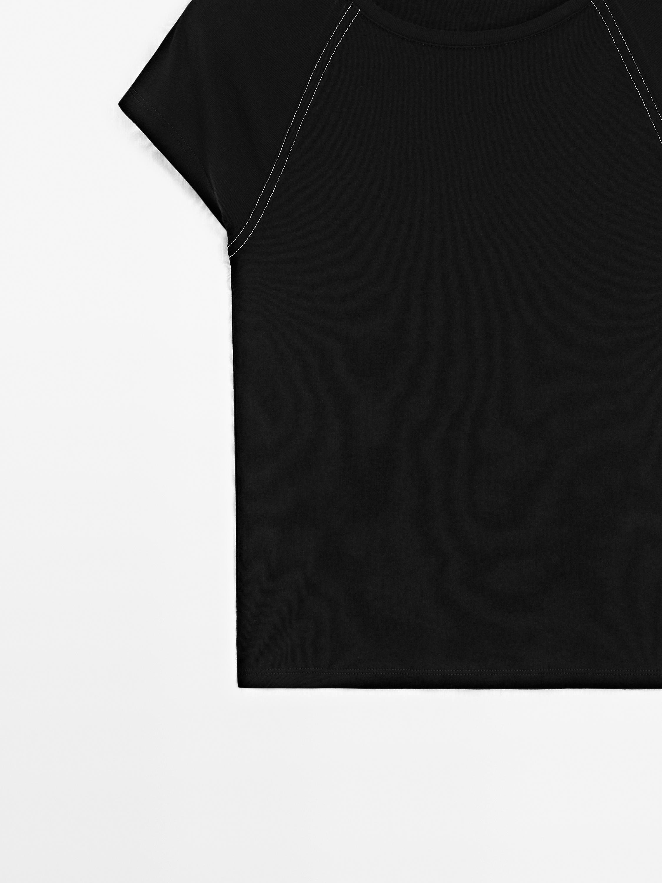Short sleeve T-shirt with contrast seams