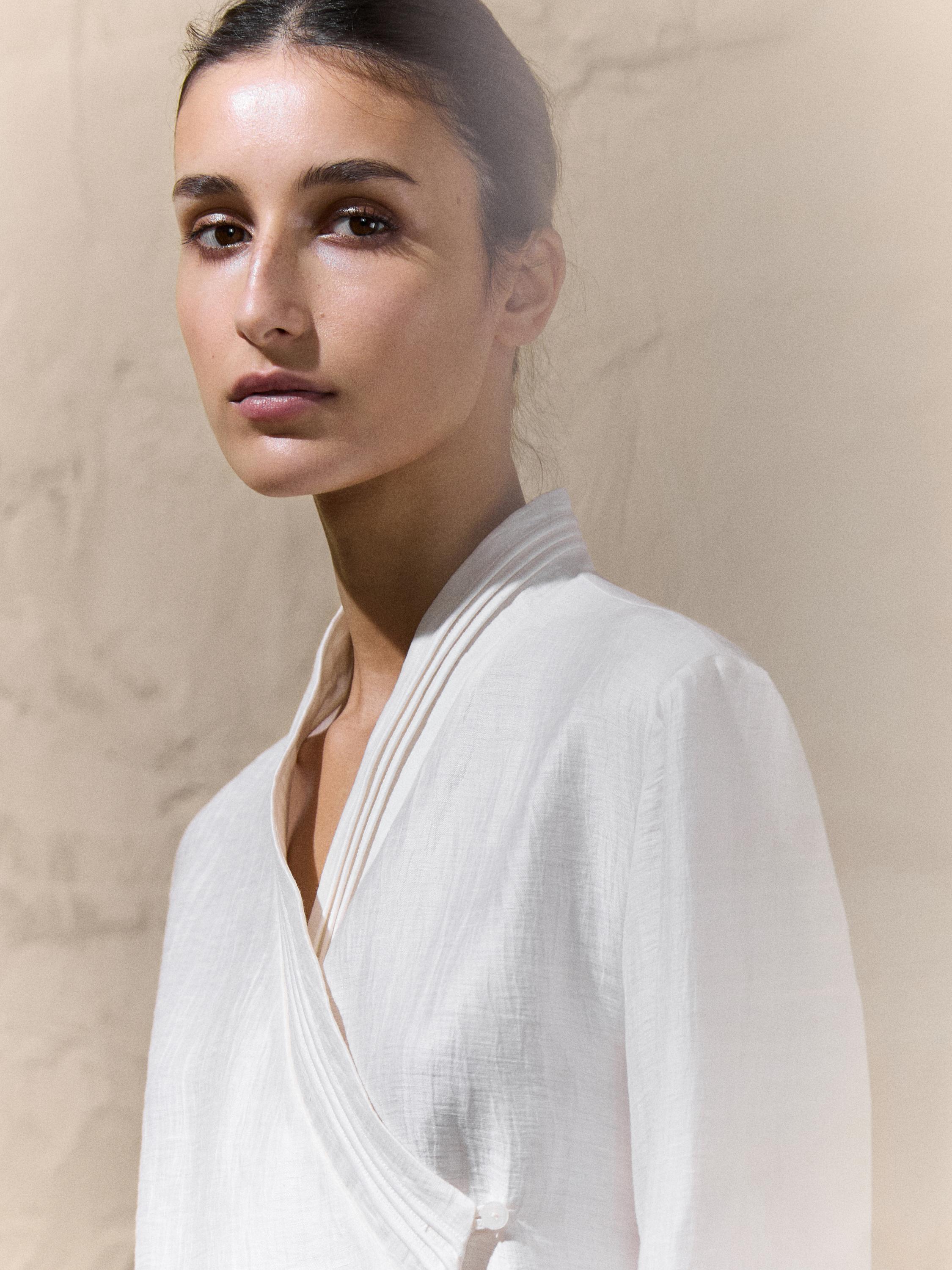 Kimono pha vải lanh có chi tiết ve áo