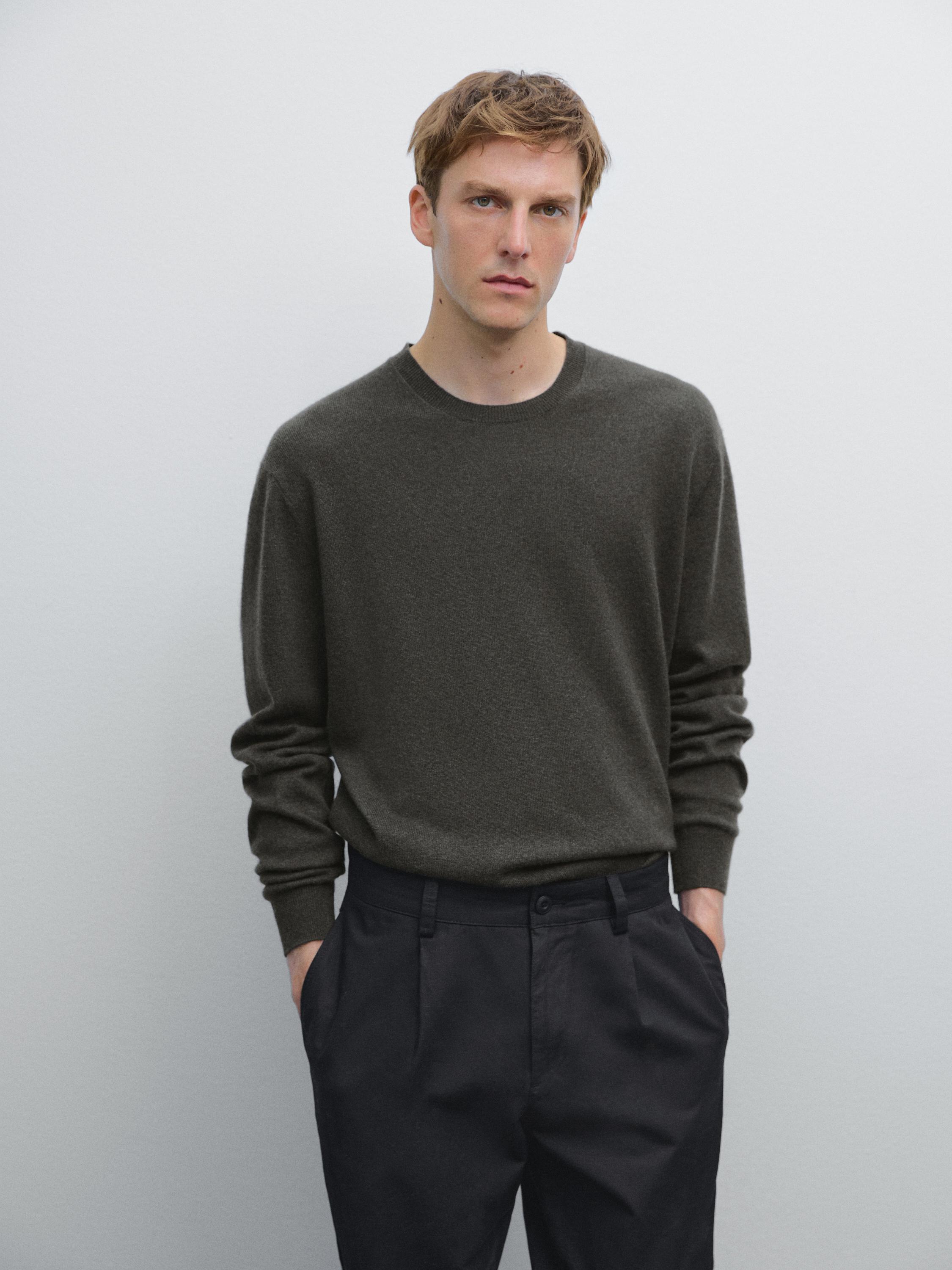 Cashmere knit sweater with a crew neck